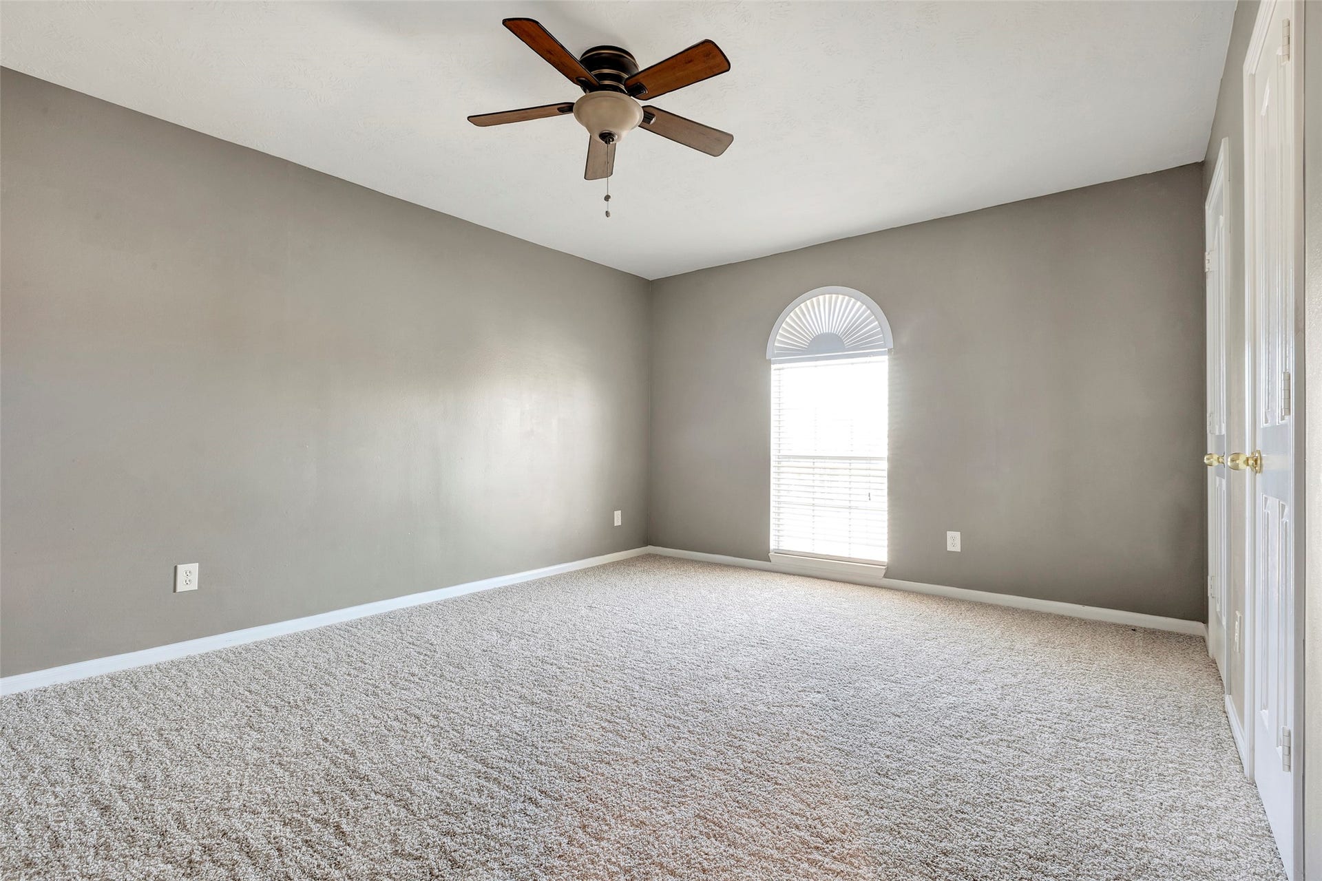 11514 Tara Place, Pearland, TX 77584 All bedrooms Feature floor to ceiling arched widows and blinds