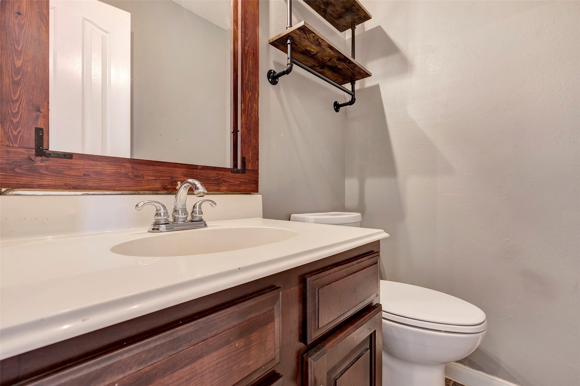 11514 Tara Place, Pearland, TX 77584 Downstairs half bath is spacious and accommodating
