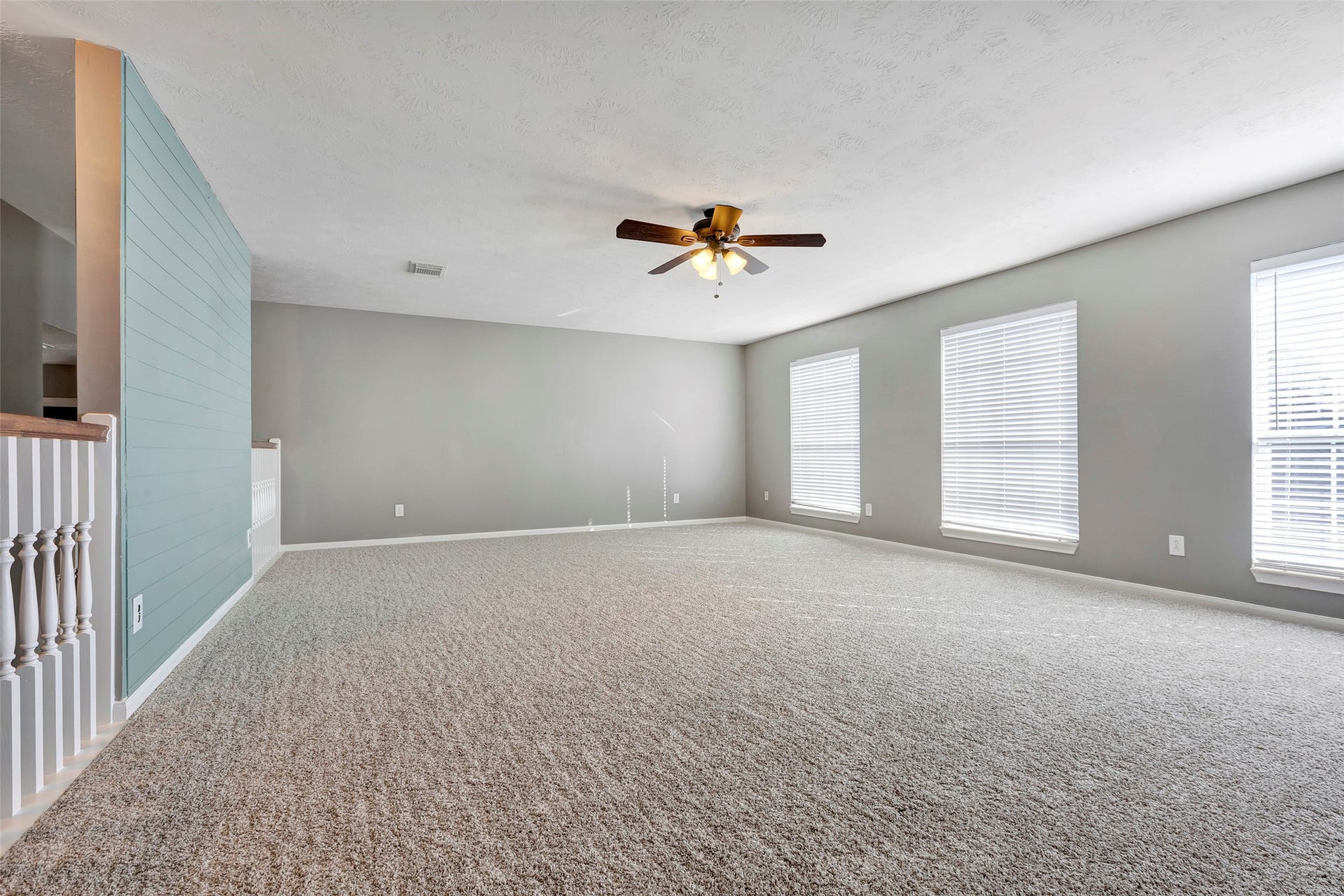11514 Tara Place, Pearland, TX 77584 Beautiful recent throughout the upstairs make this spacious game/media room very inviting
