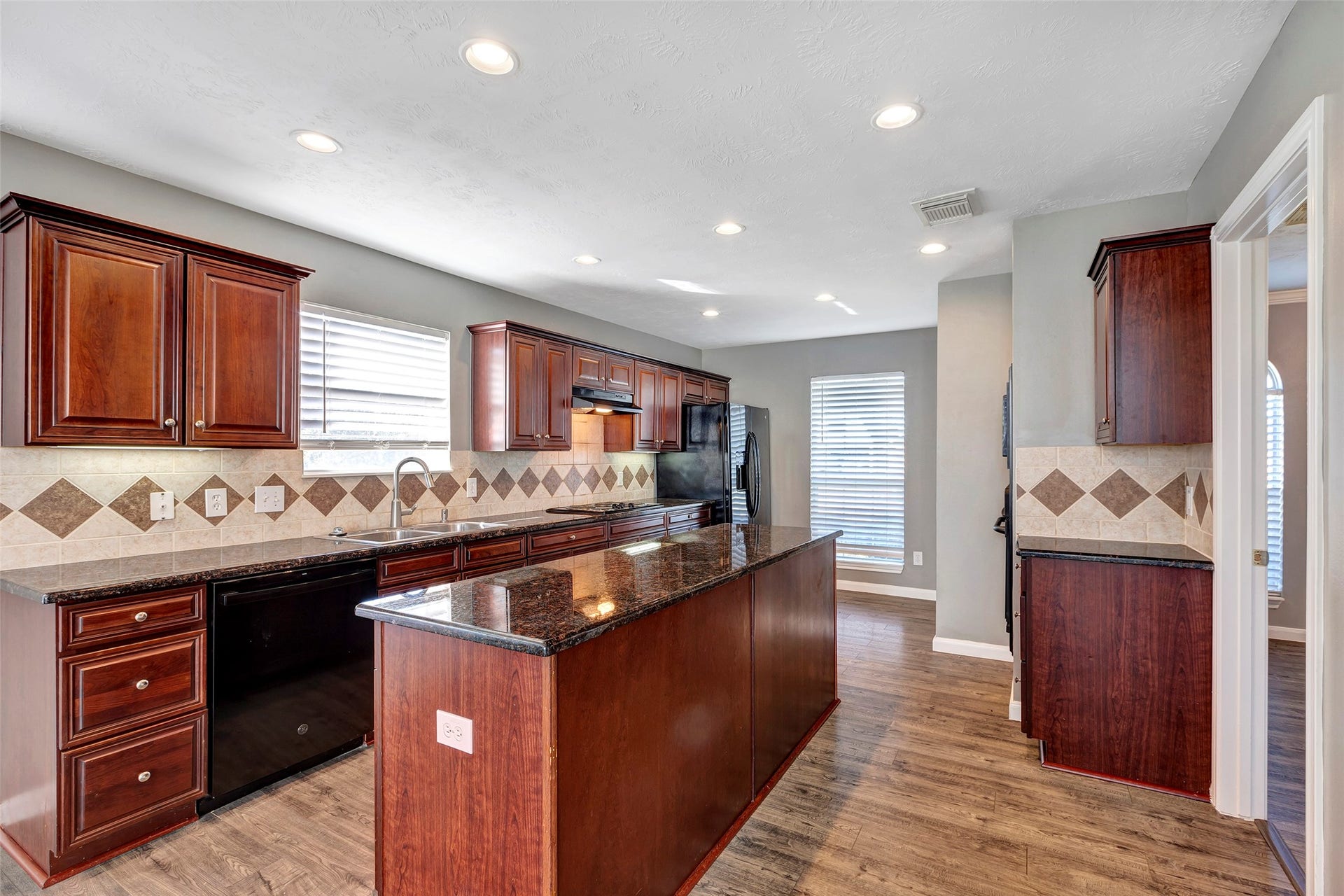 11514 Tara Place, Pearland, TX 77584 Custom tile backsplash work with under cabinet lighting