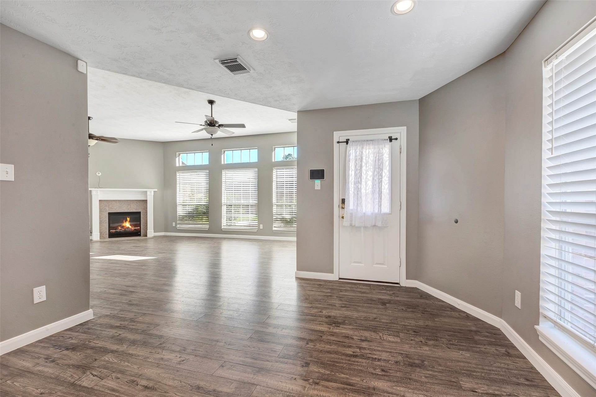 11514 Tara Place, Pearland, TX 77584 Spacious dinette is open to the family room and fireplace