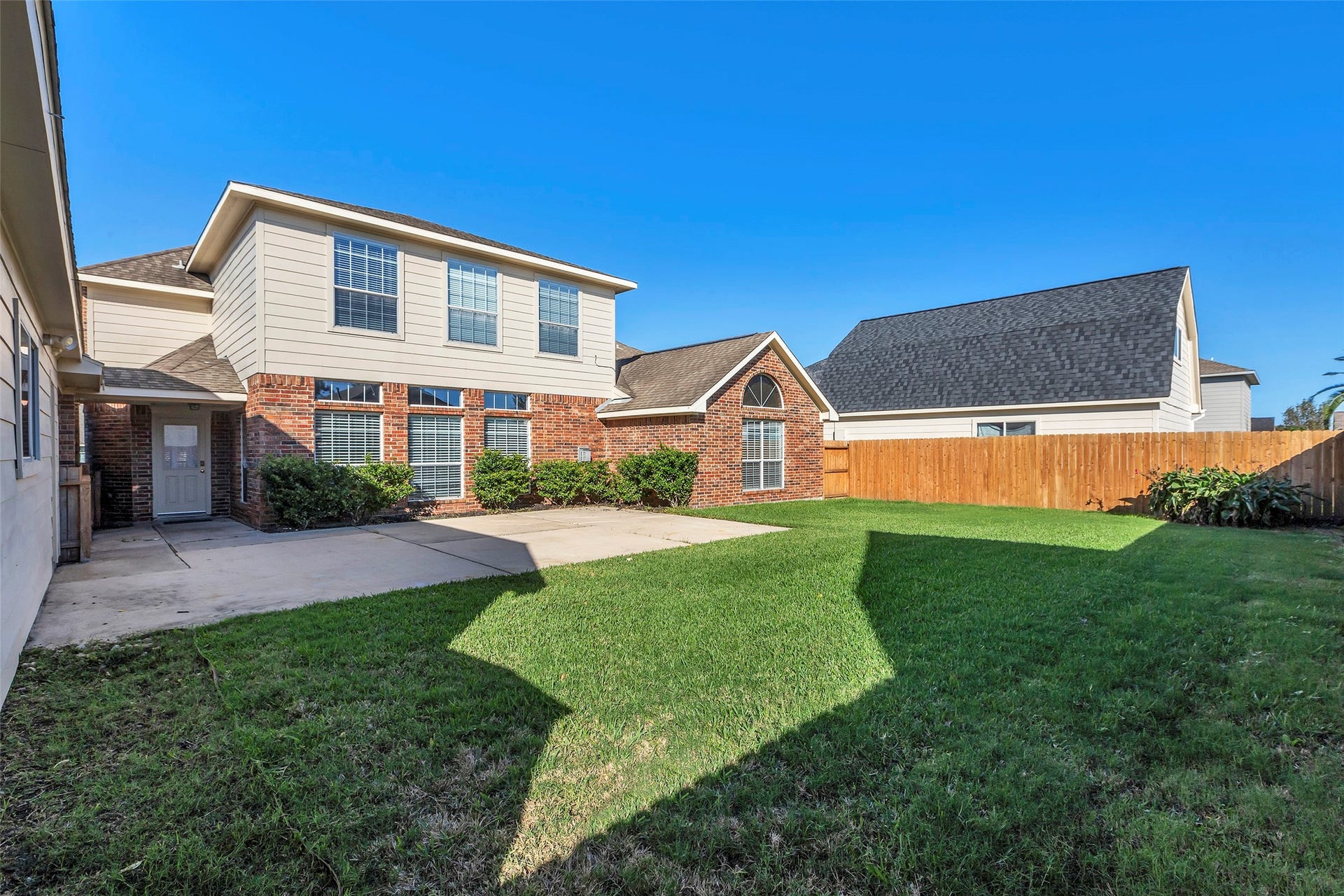 11514 Tara Place, Pearland, TX 77584 Beautiful back yard and patio for entertaining