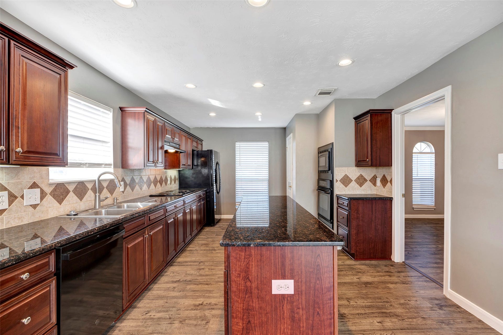 11514 Tara Place, Pearland, TX 77584 Lots of natural light