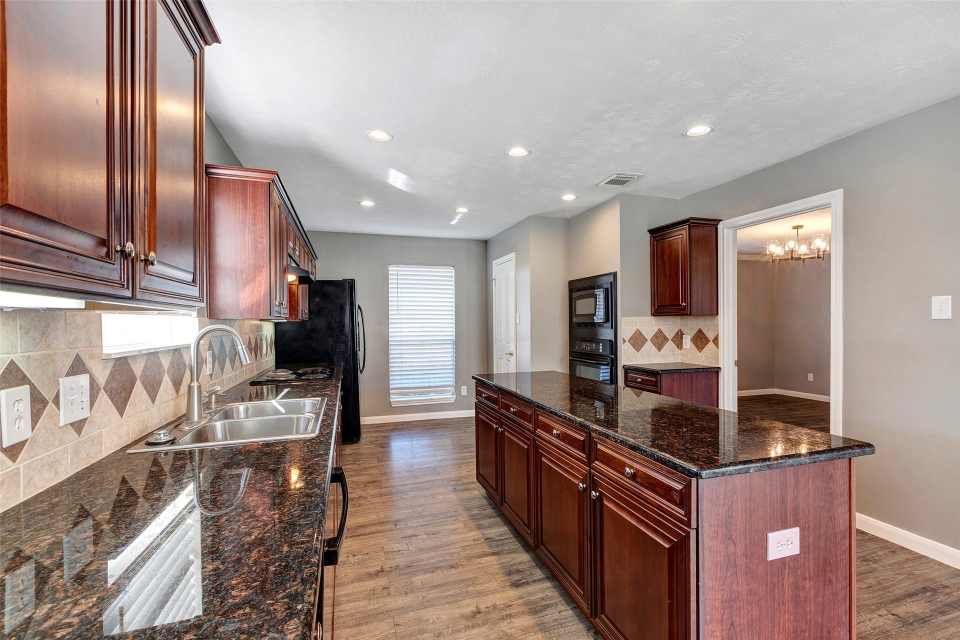 11514 Tara Place, Pearland, TX 77584 Plenty of cabinets