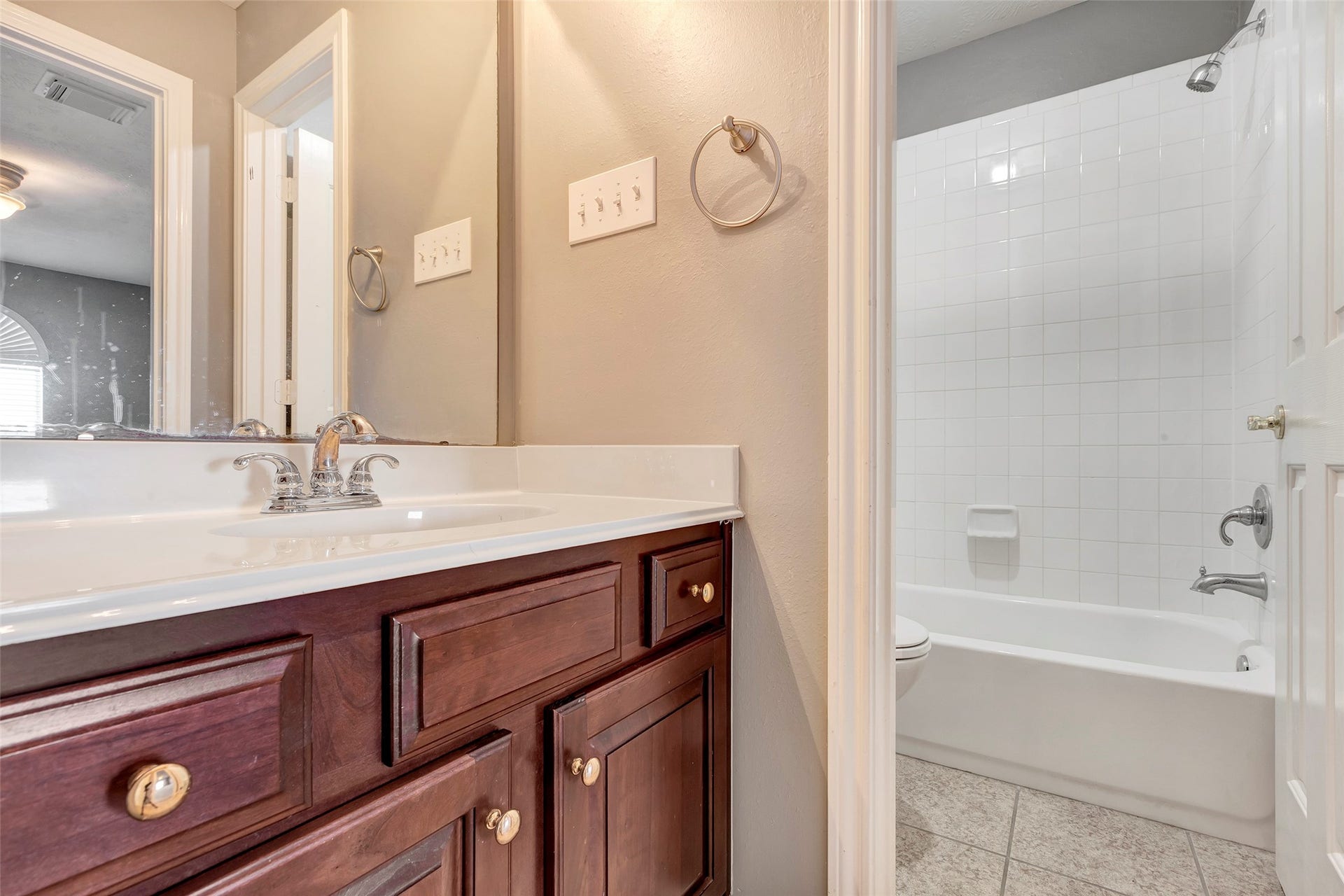 11514 Tara Place, Pearland, TX 77584 Upstairs bath