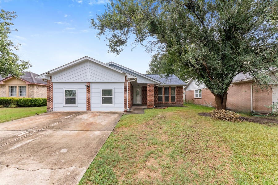 Property photo for 7427 Londres Drive, Houston, TX