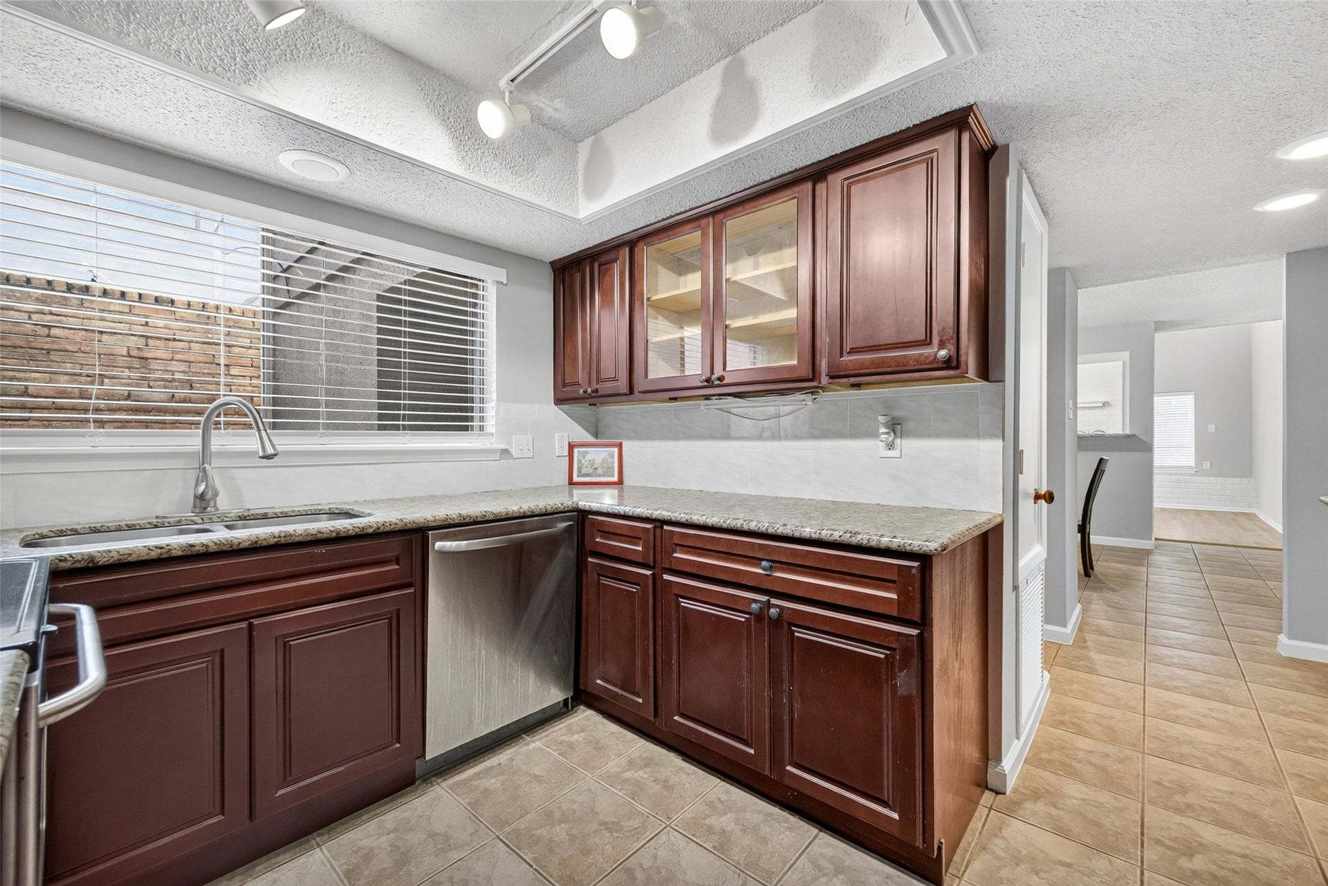 880 Tully Road, #44, Houston, TX 77079 REMODELED KITCHEN