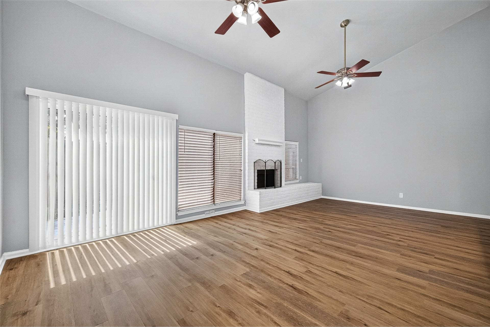 880 Tully Road, #44, Houston, TX 77079 LIVING ROOM