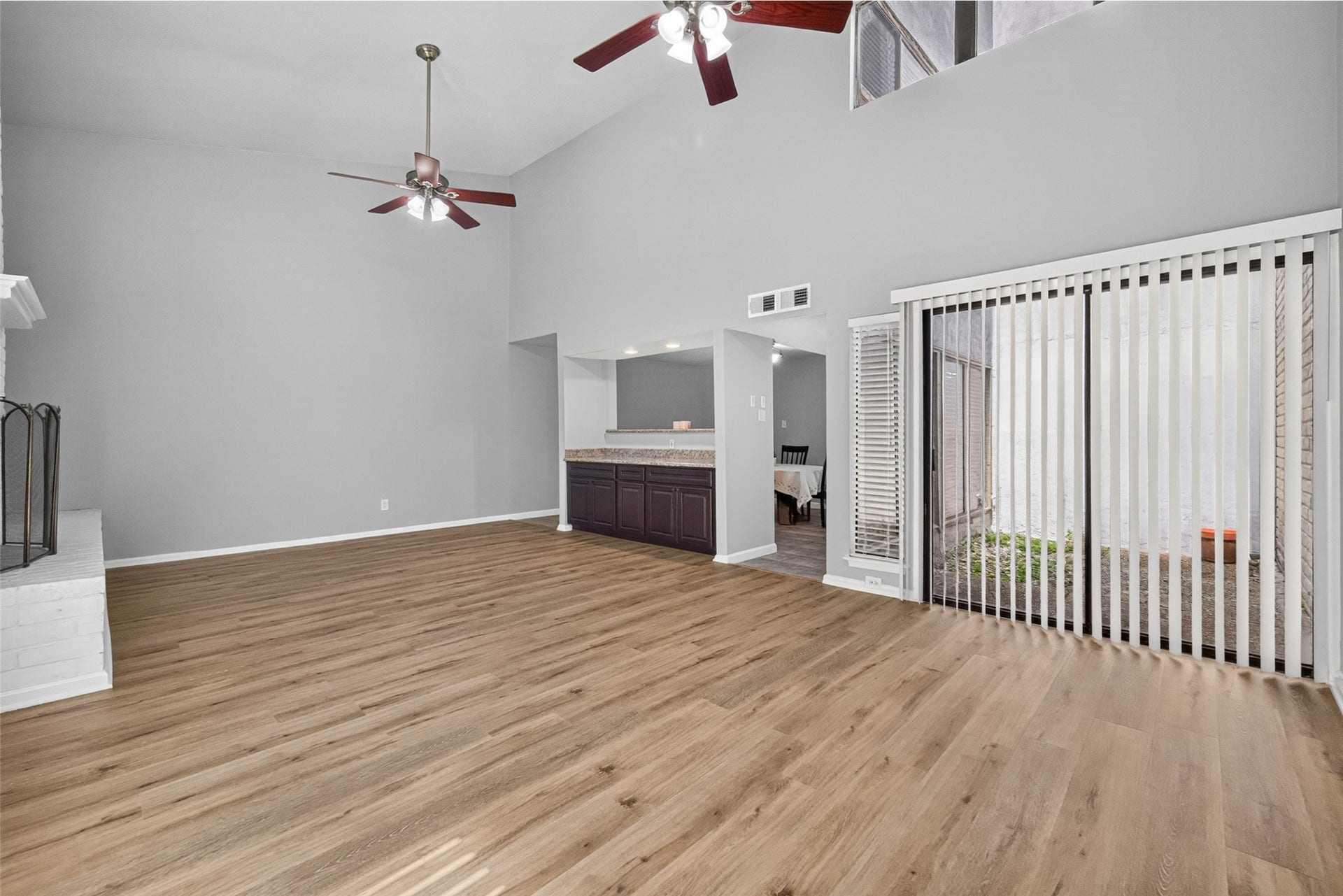 880 Tully Road, #44, Houston, TX 77079 LIVING ROOM