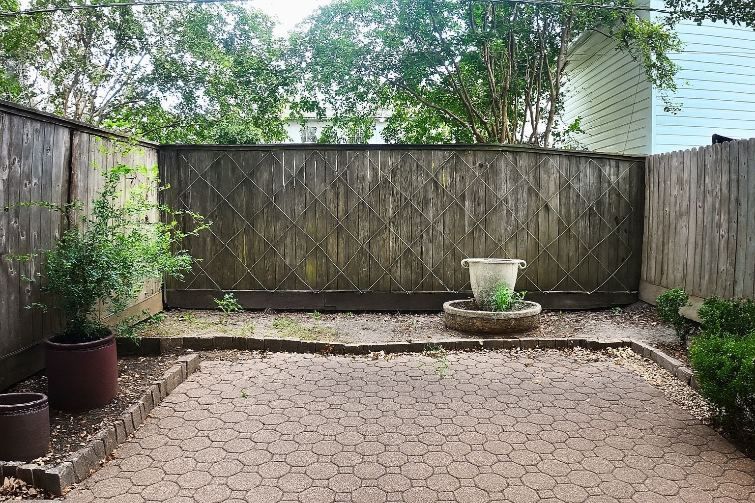 3027 Bissonnet Street, Houston, TX 77005 Step outside to a private backyard, enclosed by fencing for privacy, with low-maintenance hardscaping and space for planting or entertaining.
Step outside to a private backyard, enclosed by fencing for privacy, with low-maintenance hardscaping and space for planting or entertaining.
