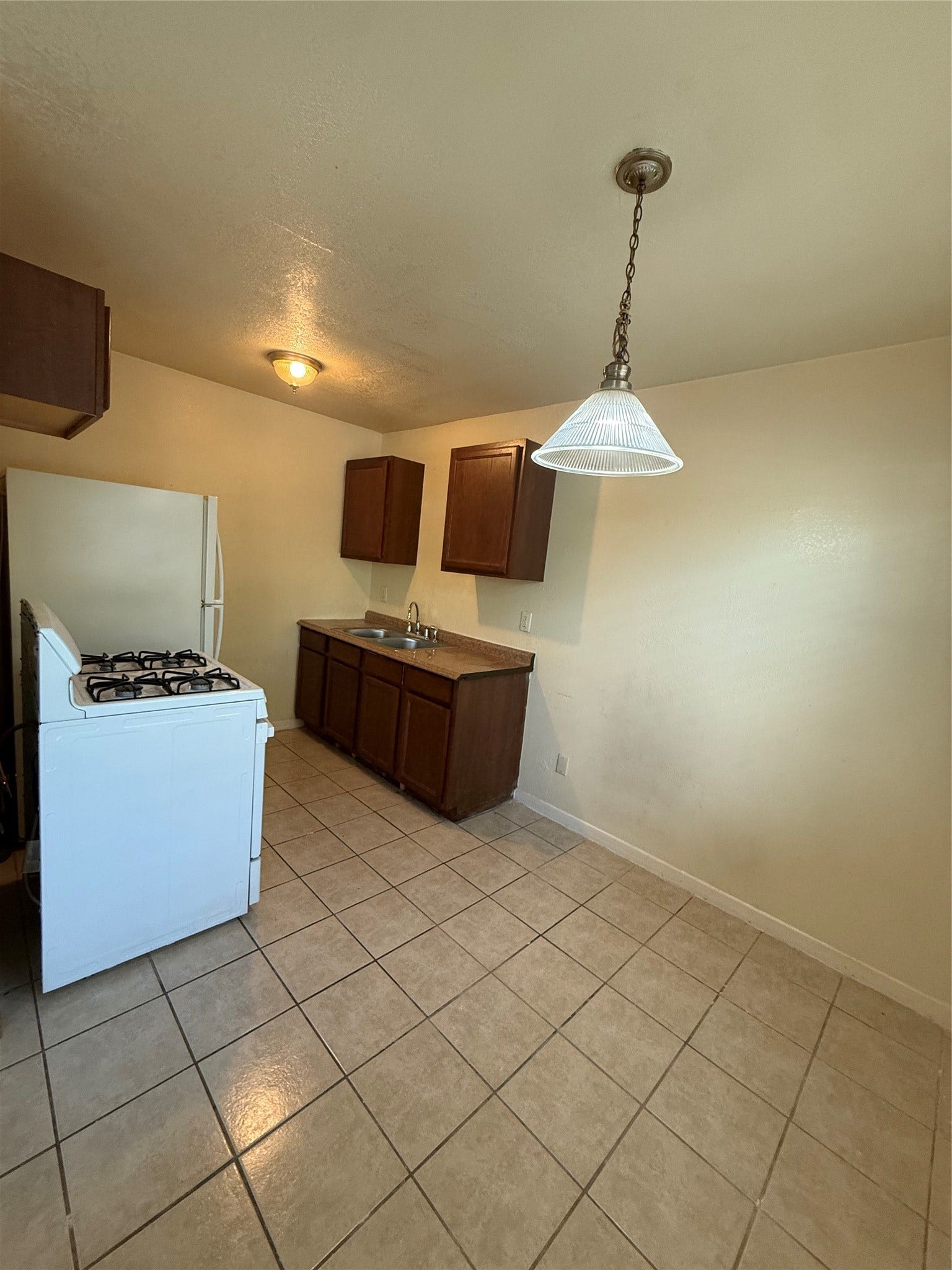 3502 Campbell Street, #1, Houston, TX 77026 Kitchen & Dining