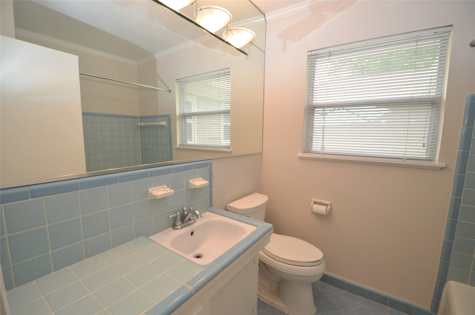 Bright Retro bathroom offers separate shower and huge mirror.