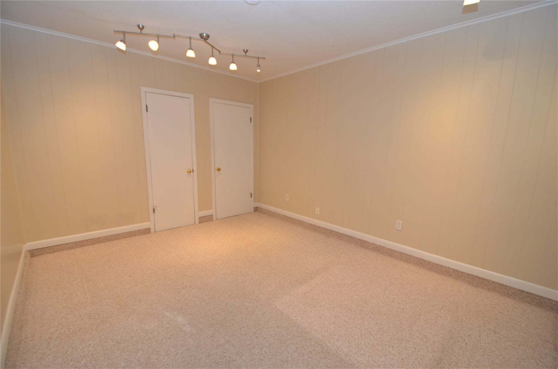Flexible 4-bedroom layout with dedicated home-office potential.