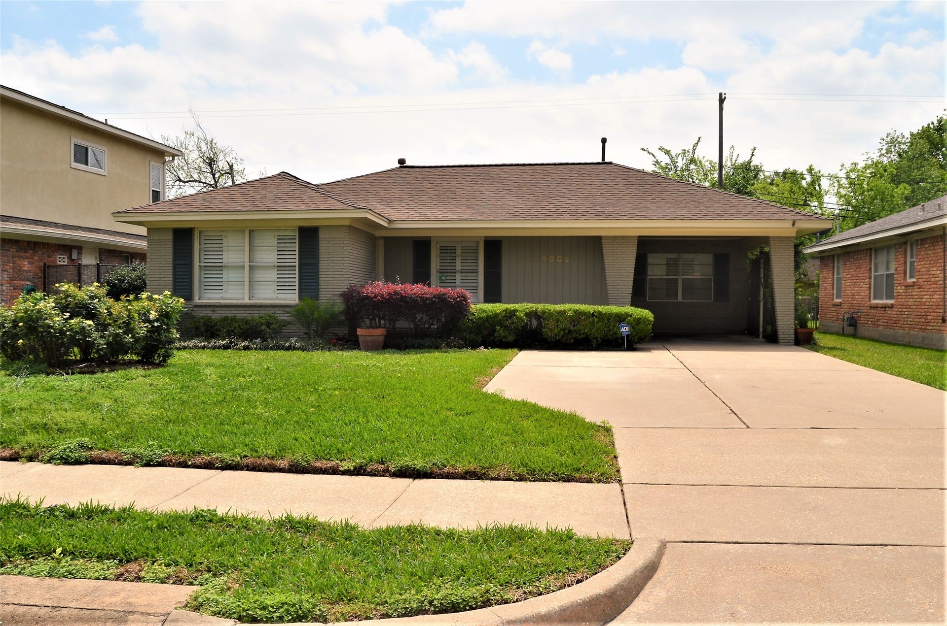 Charming home in a desirable Willowbend Area minutes away from Medical center. Offers wide large driveway and porch area.