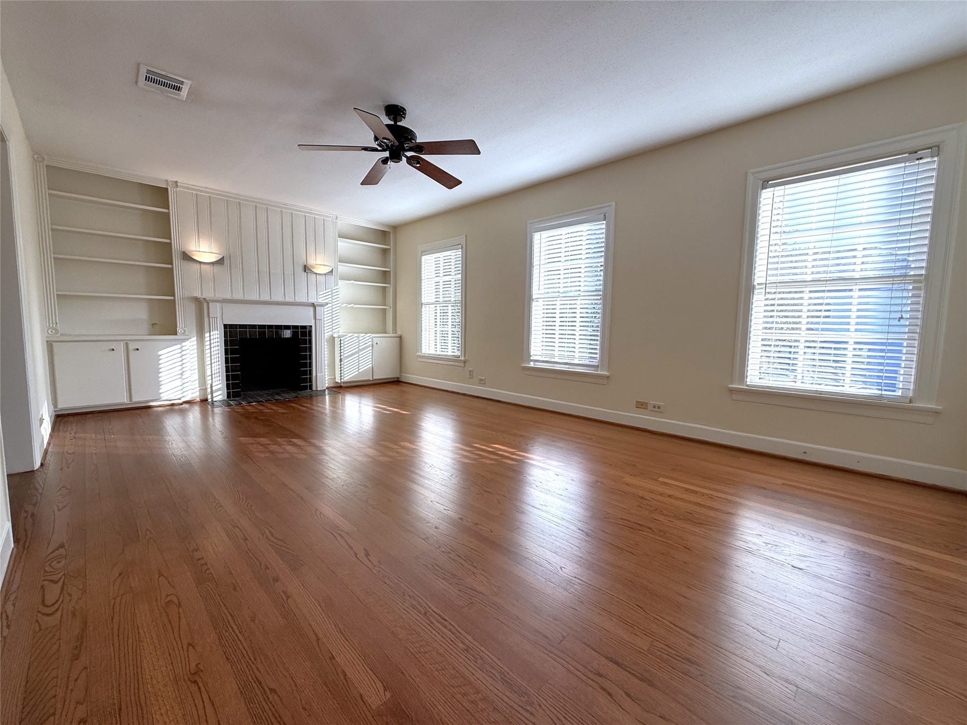 1968 Dryden Road, #2, Houston, TX 77030 From tri windows, natural light flows into the living room. Enjoy the beautiful real hardwood flooring.