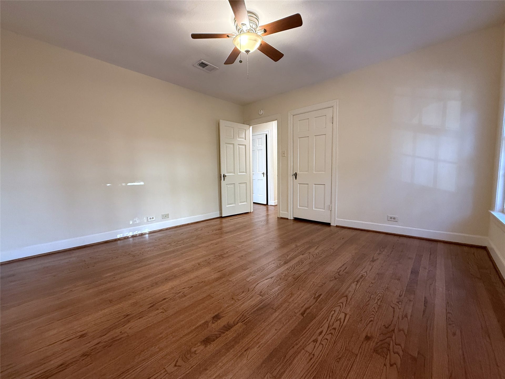 1968 Dryden Road, #2, Houston, TX 77030 Alternate view of the primary bedroom. Behind the closed door on the opposite side of the room is another closet.
