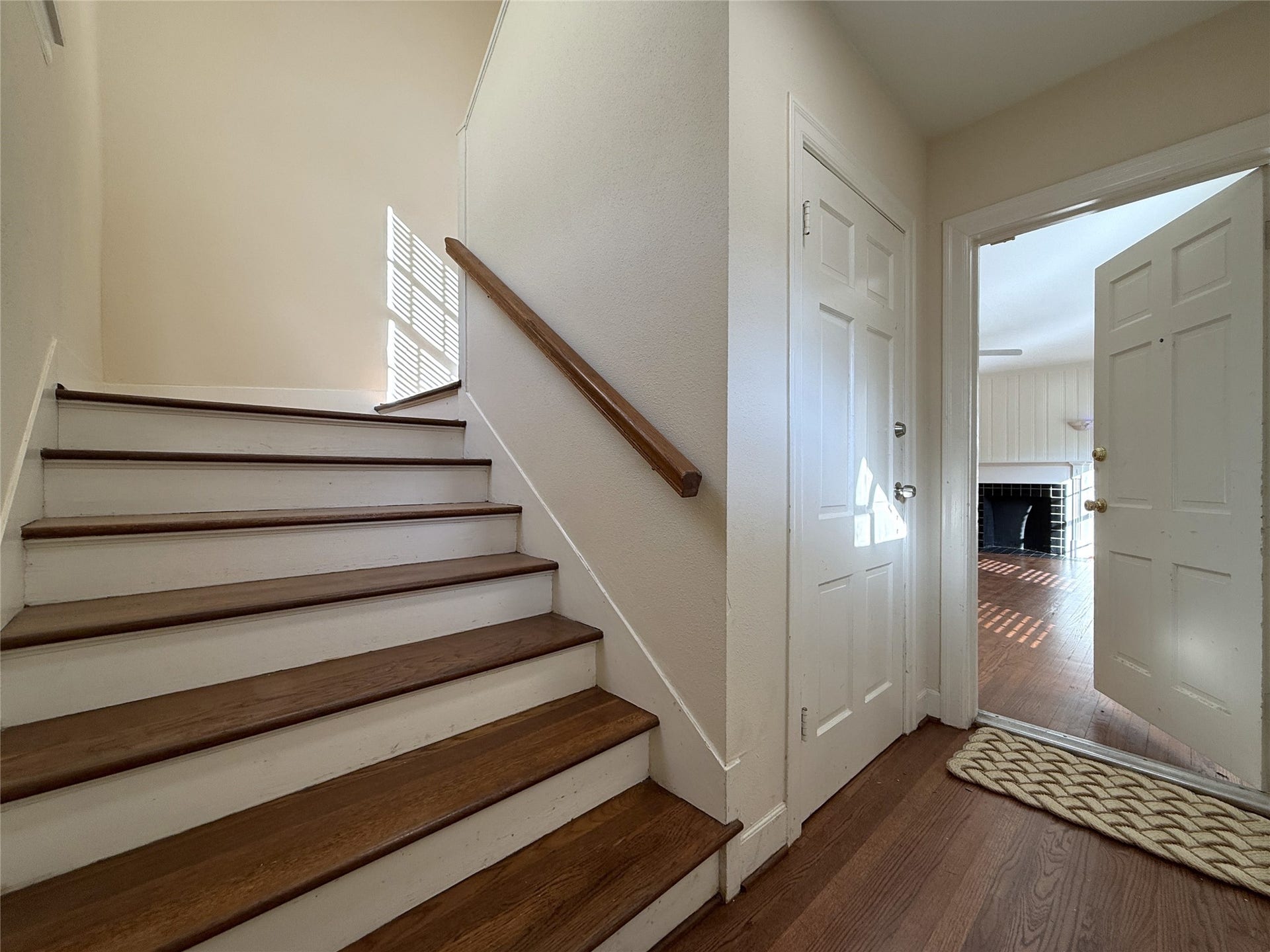 1968 Dryden Road, #2, Houston, TX 77030 Would you prefer to live upstairs or downstairs? Just inside the front entrance into the building, the wide stairway leads up to unit 2. On the right, beyond the open door is unit 1 which is also available.