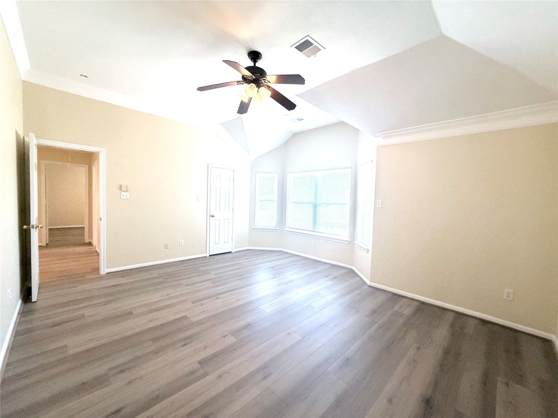 12211 Meadow Crest Court, Meadows Place, TX 77477 Primary suite on 2/F