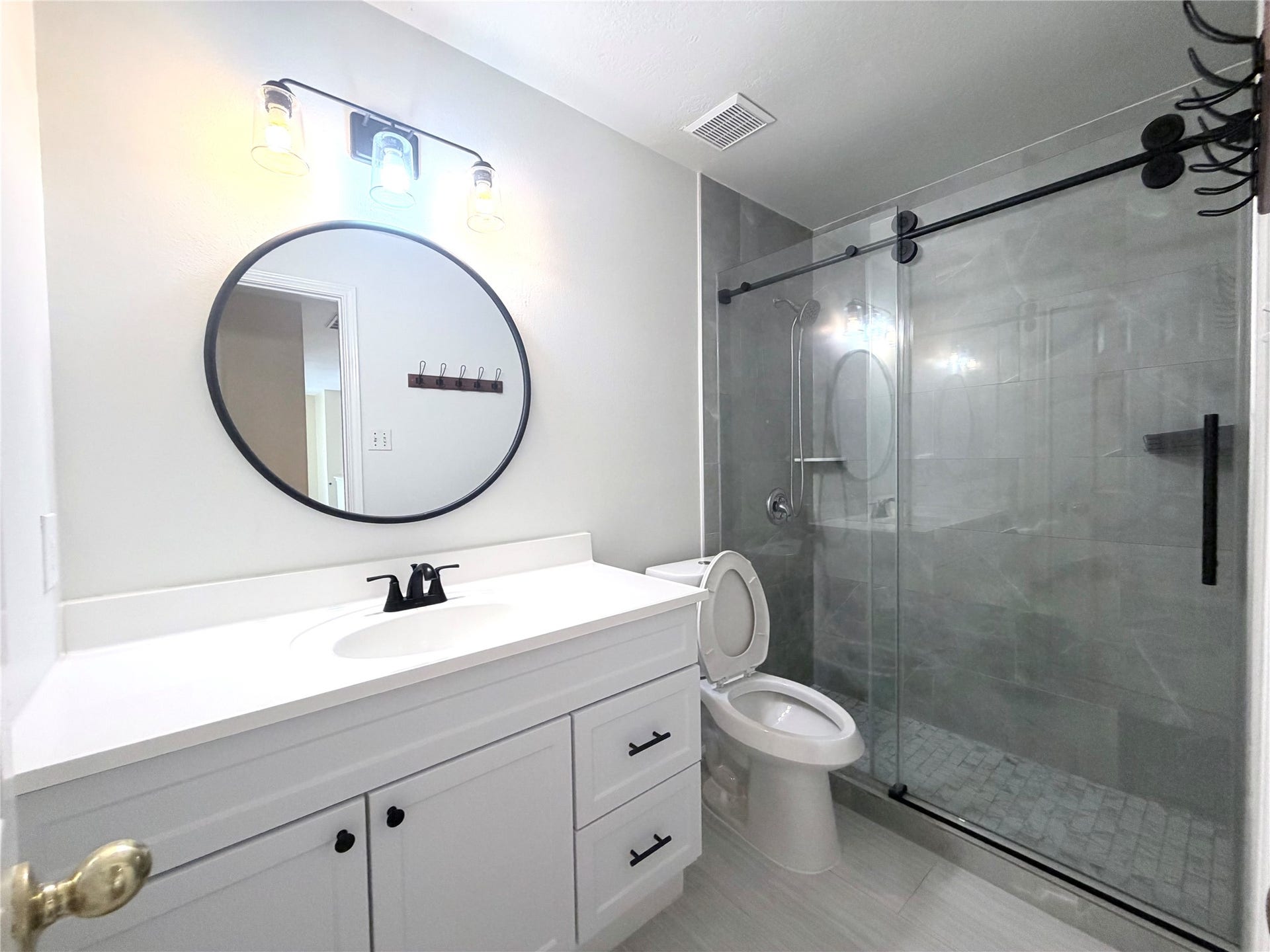 12211 Meadow Crest Court, Meadows Place, TX 77477 Updated hallway bath on 2/F