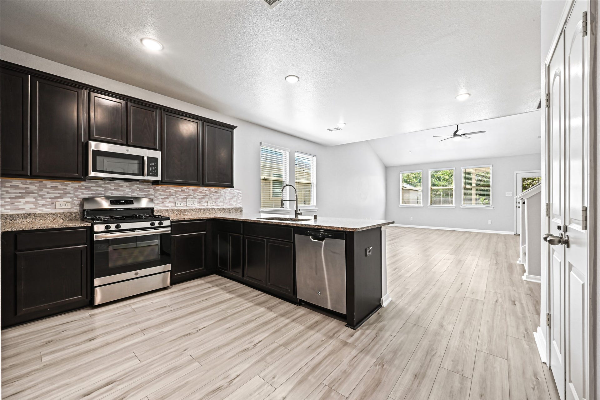 6119 Carpenters Cove Lane, Houston, TX 77049 6119 Carpenters Cove Lane, Houston, TX 77049