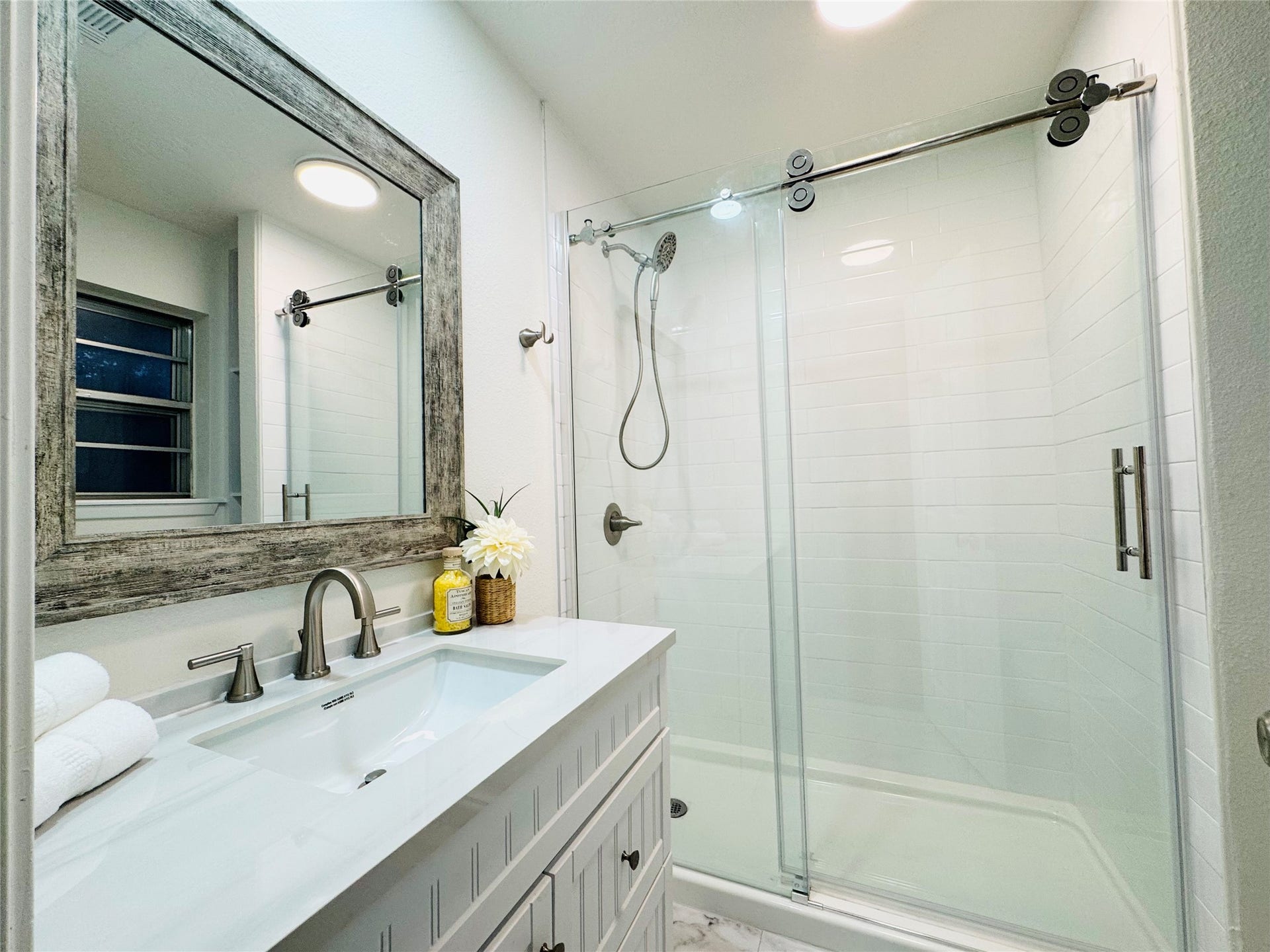 1771 Woodway Drive, Woodbranch, TX 77357 En-suite Bathroom with new full size shower.
