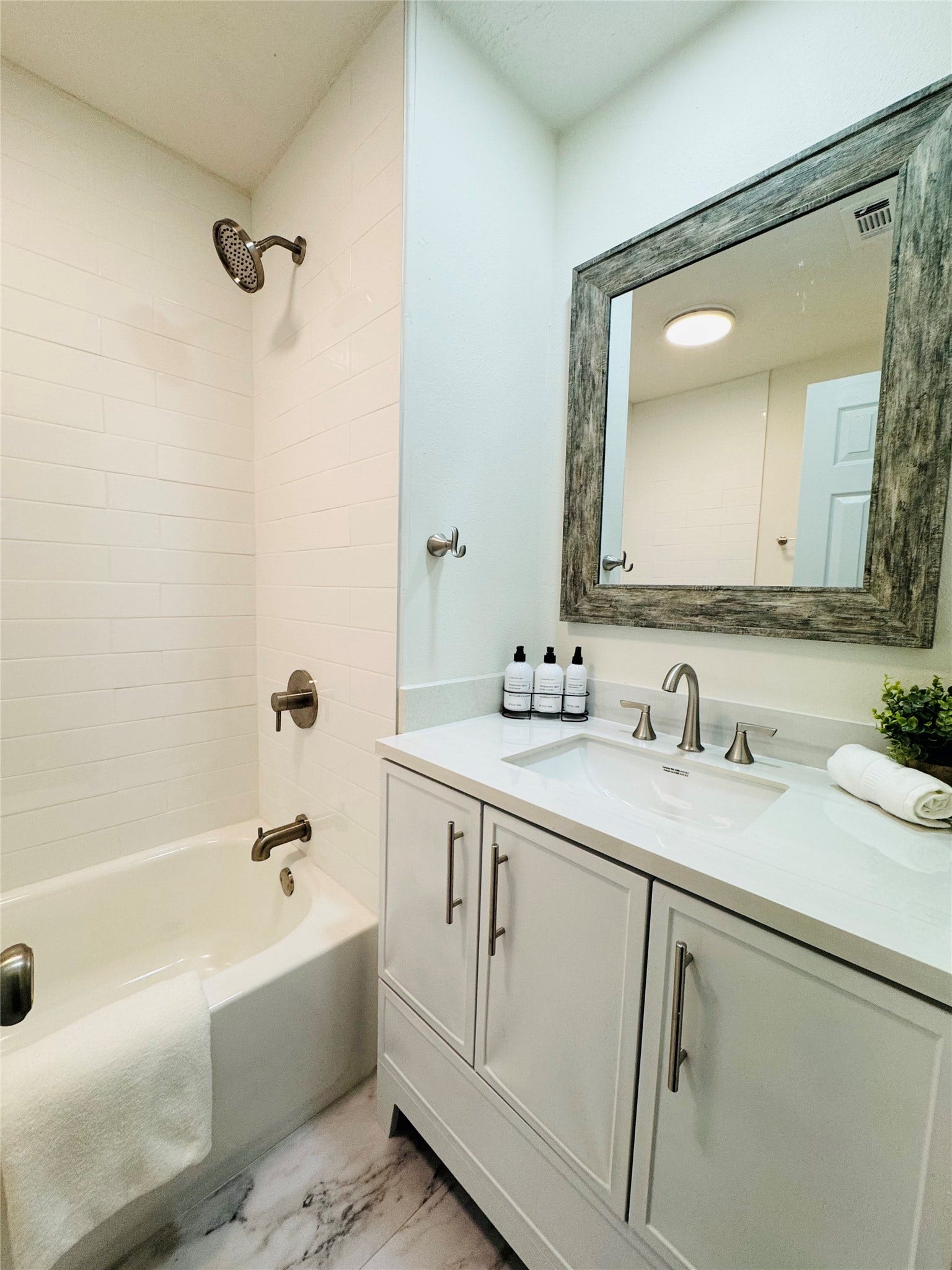 1771 Woodway Drive, Woodbranch, TX 77357 Secondary bathroom with new upgrades
