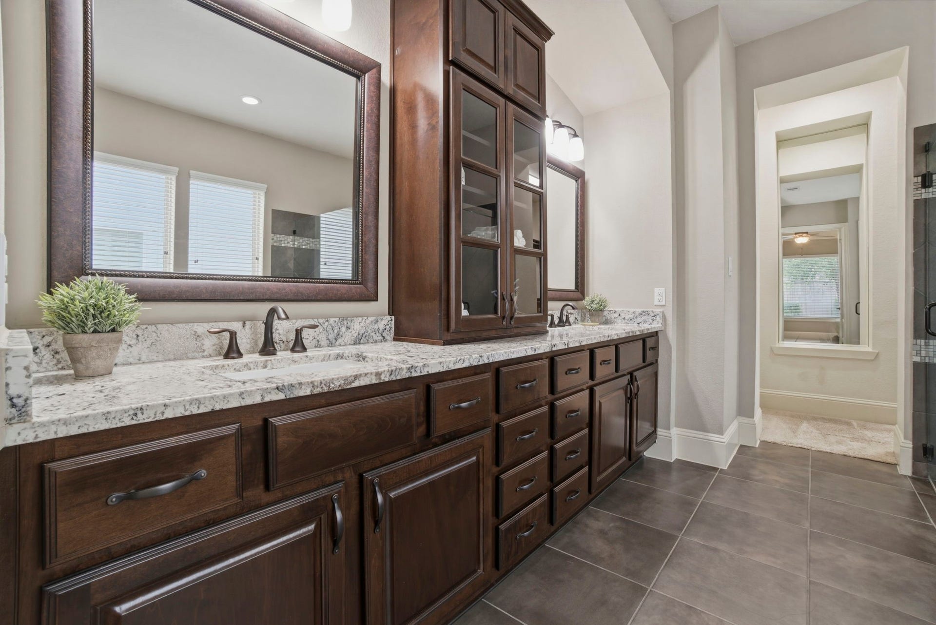 75 W Sawyer Ridge Drive, The Woodlands, TX 77389 Primary bathroom retreat features abundant storage space, double sinks and great lighting.