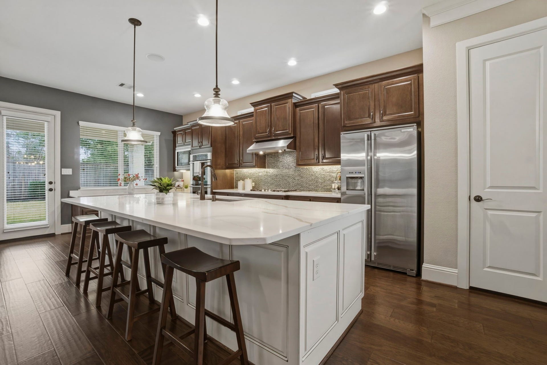 75 W Sawyer Ridge Drive, The Woodlands, TX 77389 Fantastic chef's kitchen featuring new Quartz countertops, an oversized island, double oven and stainless steel appliances.