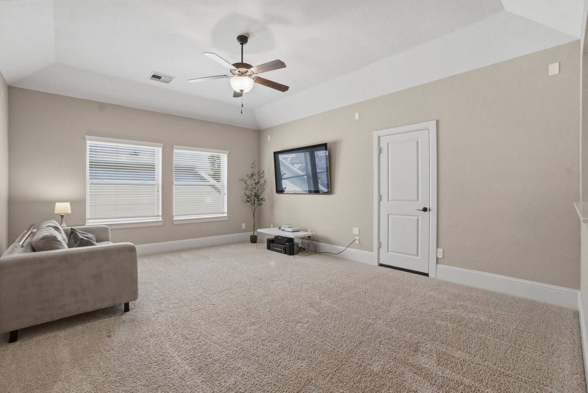 75 W Sawyer Ridge Drive, The Woodlands, TX 77389 Second floor game room with plenty of space to play or entertain.