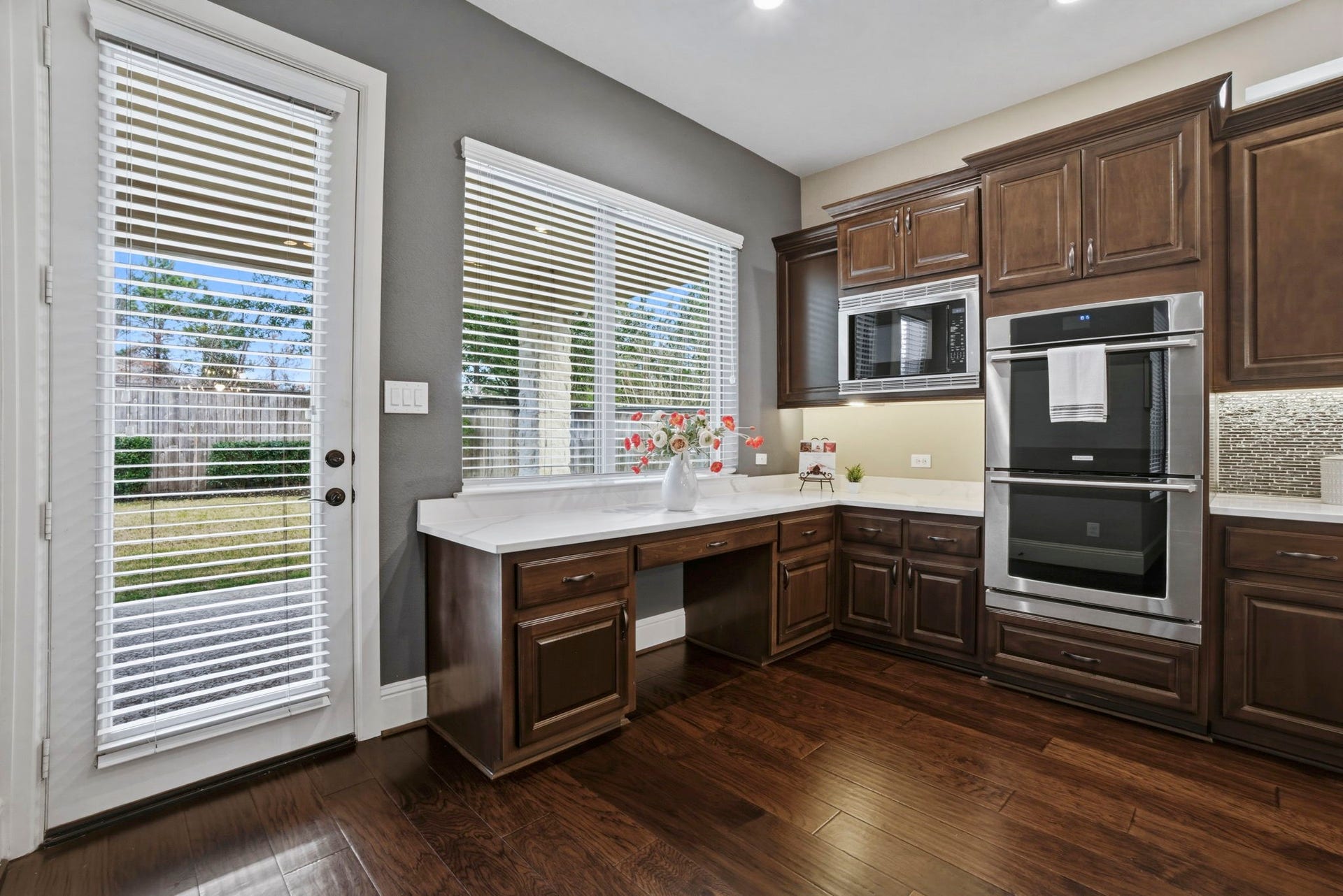 75 W Sawyer Ridge Drive, The Woodlands, TX 77389 A bonus desktop/workspace in the kitchen.