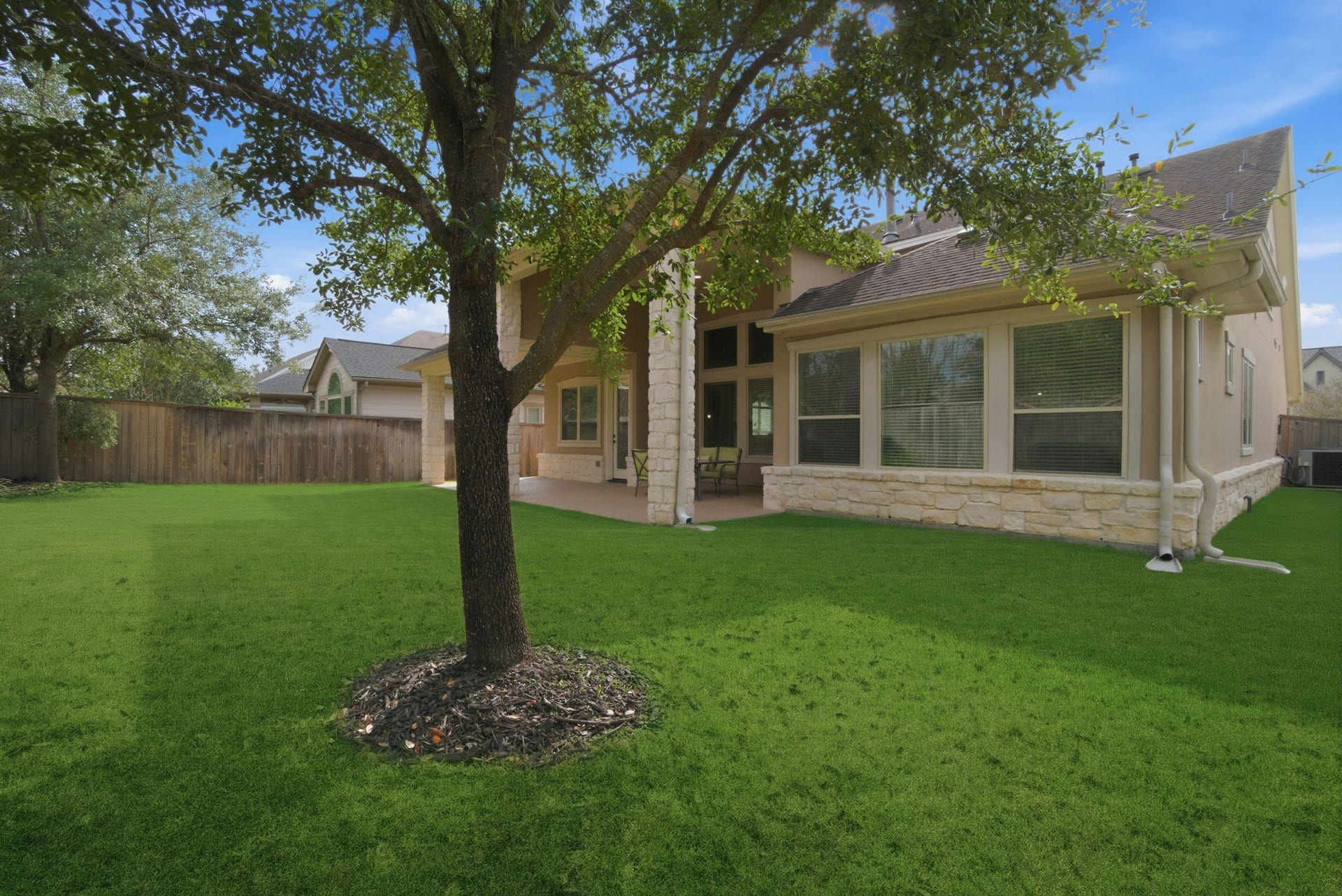 75 W Sawyer Ridge Drive, The Woodlands, TX 77389 Short walk to Creekside Green, Heb and Rockwell Park.