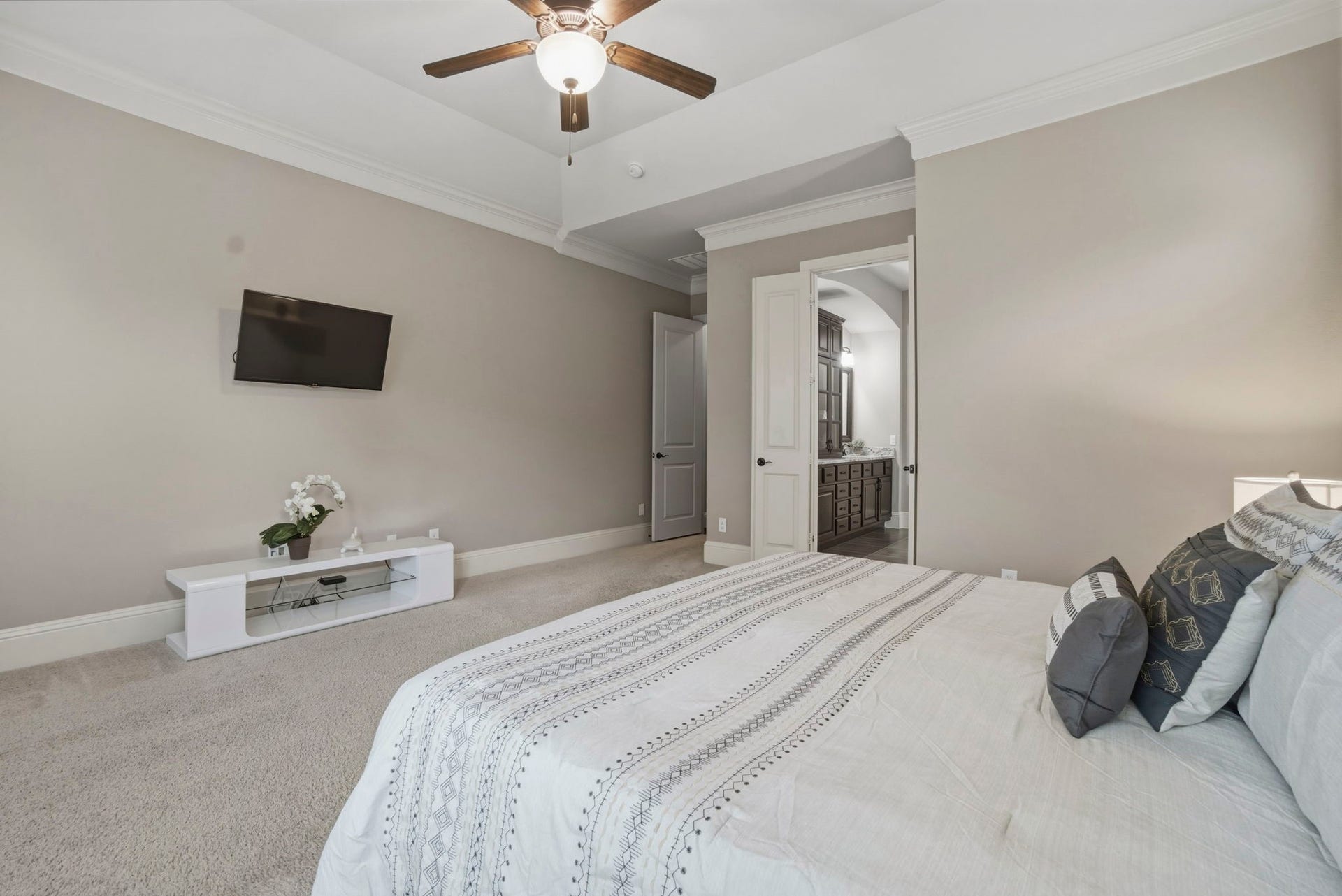75 W Sawyer Ridge Drive, The Woodlands, TX 77389 Primary bedroom leads to bathroom ensuite.