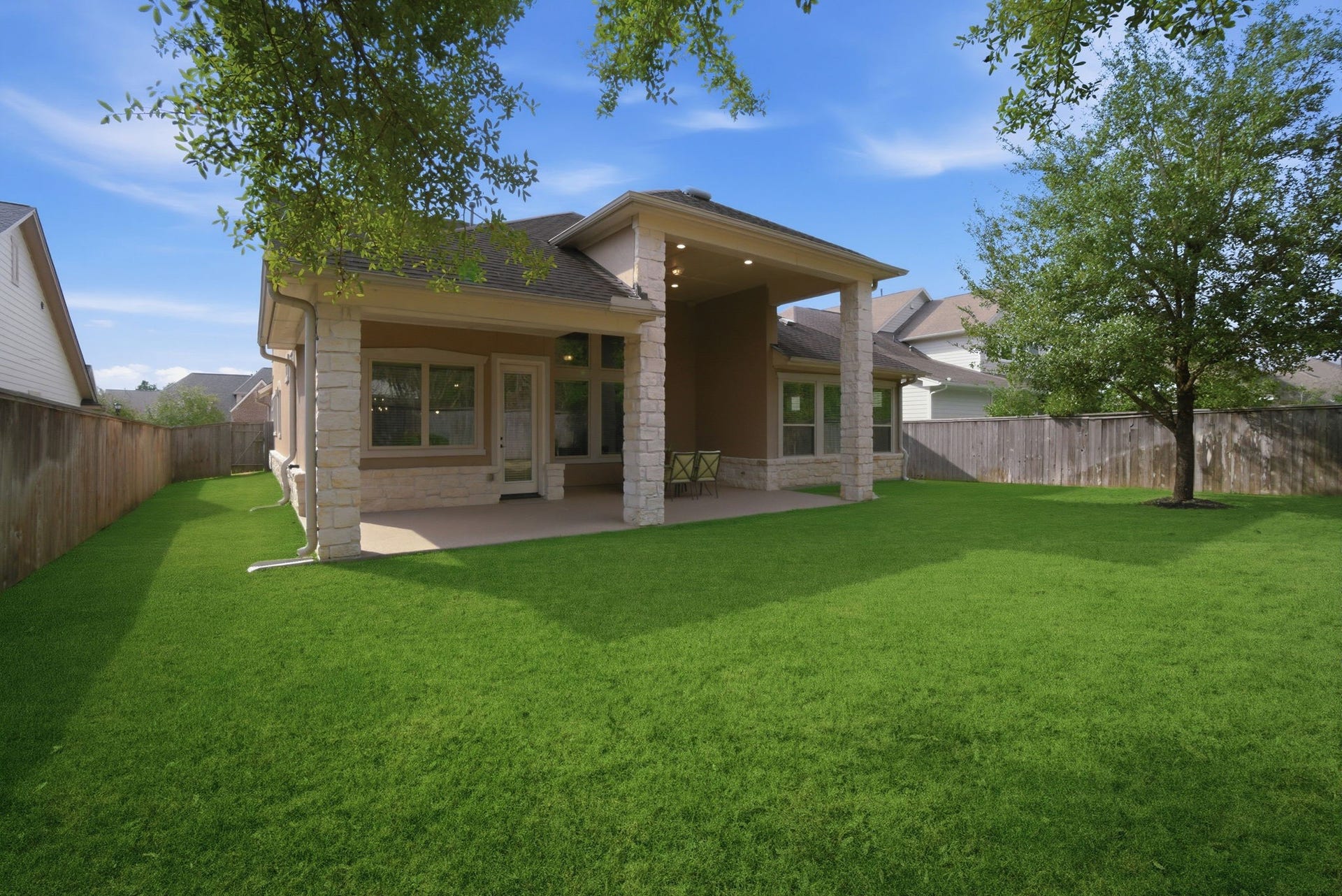 75 W Sawyer Ridge Drive, The Woodlands, TX 77389 Conveniently located near shopping, dining, I-45 & 99. Only a short commute to Houston!