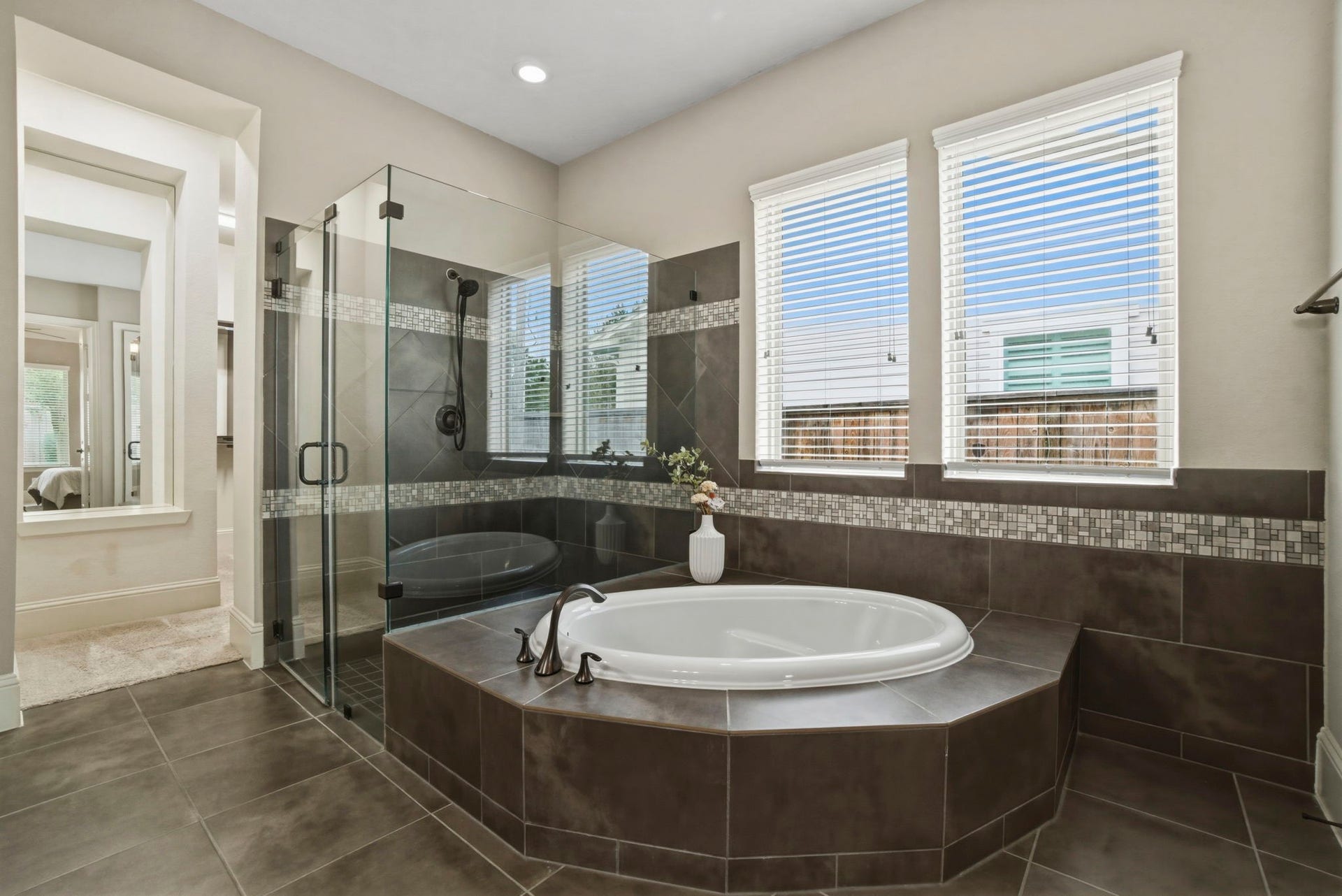 75 W Sawyer Ridge Drive, The Woodlands, TX 77389 The perfect place to unwind after a long day.