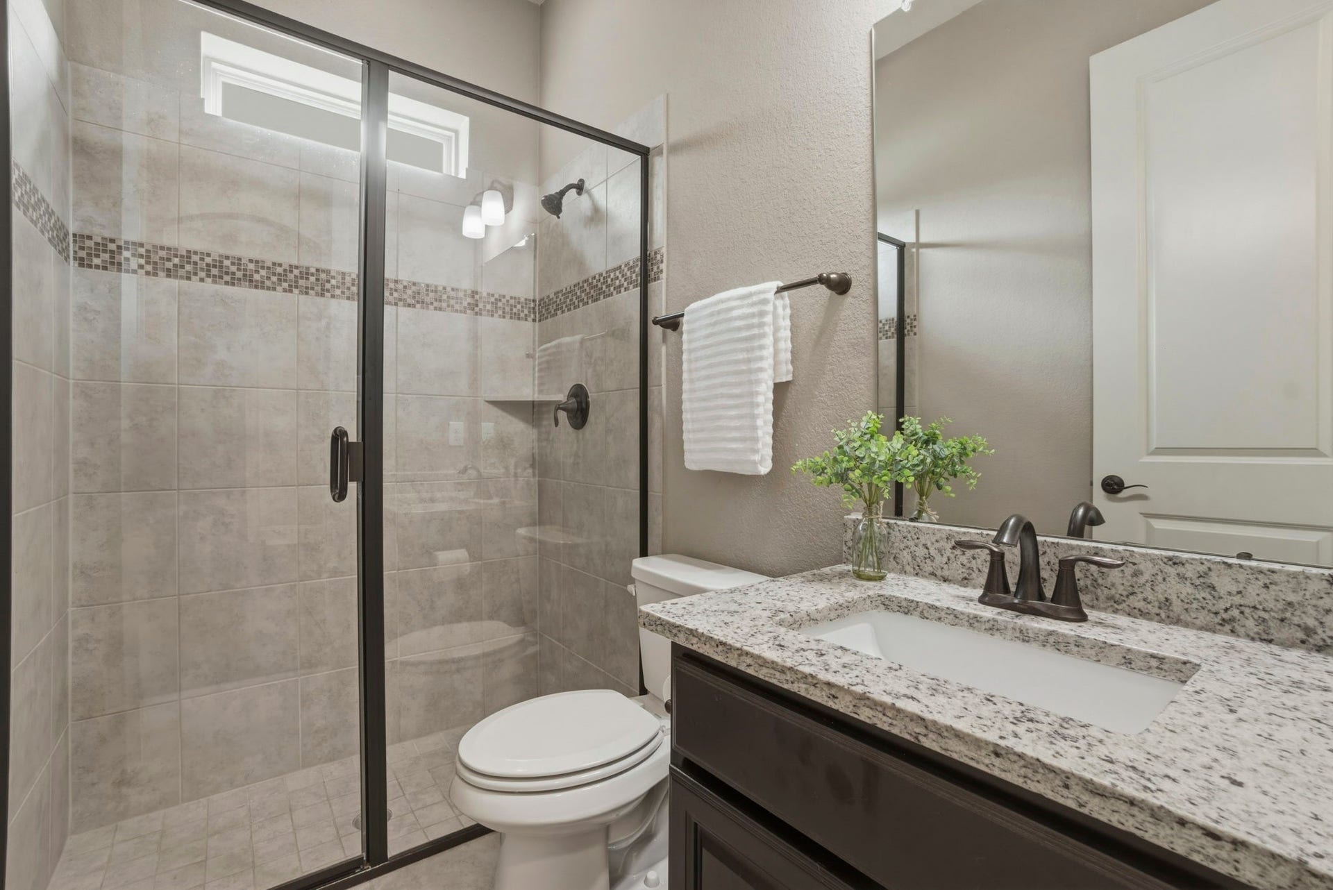 75 W Sawyer Ridge Drive, The Woodlands, TX 77389 Full bathroom #2 next to bedroom #2, features large walk in shower and granite counertops.