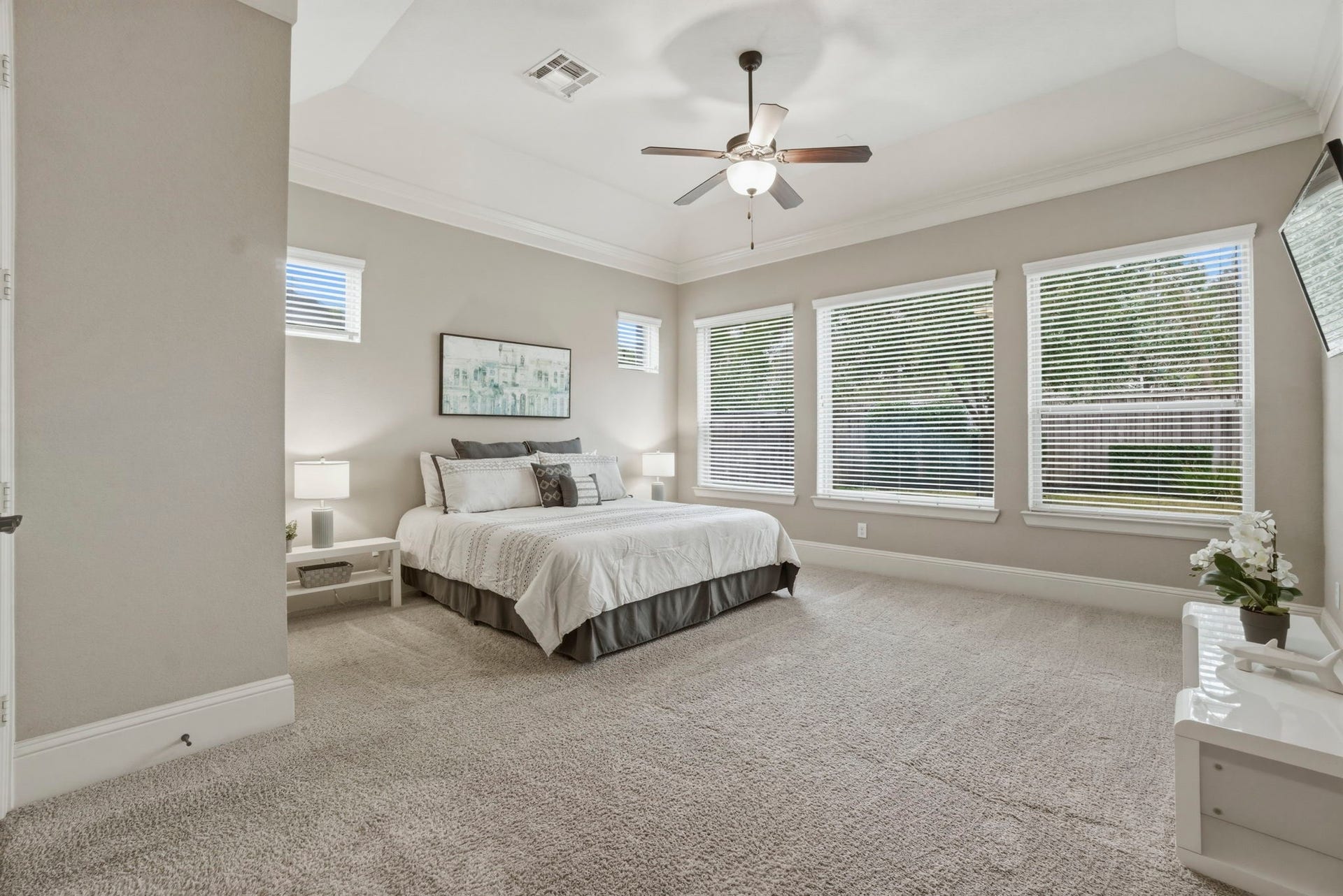 75 W Sawyer Ridge Drive, The Woodlands, TX 77389 Primary bedroom is located on the first floor and features high ceilings and crown molding.