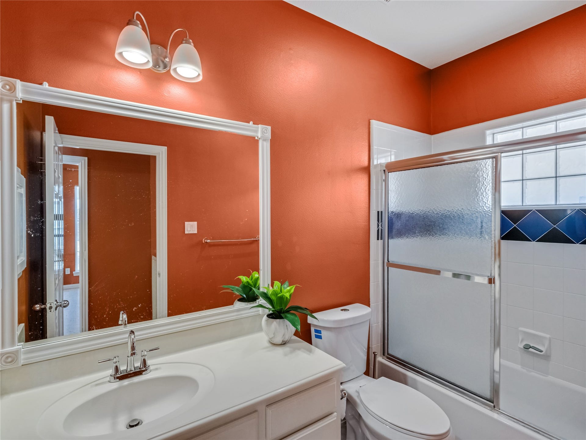 Bathroom 1 (2nd floor)