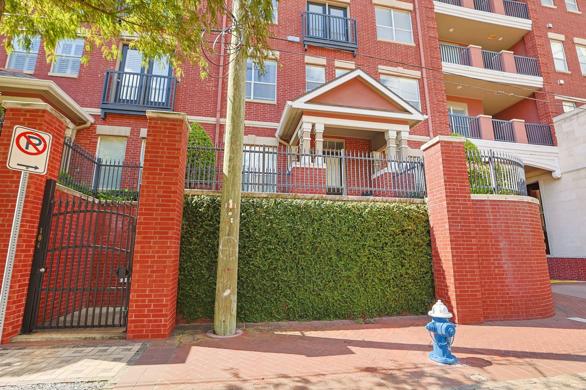 2400 S Mccue Road, #104, Houston, TX 77056 Step through the charming pedestrian gate from McCue Street into this inviting condo oasis.
