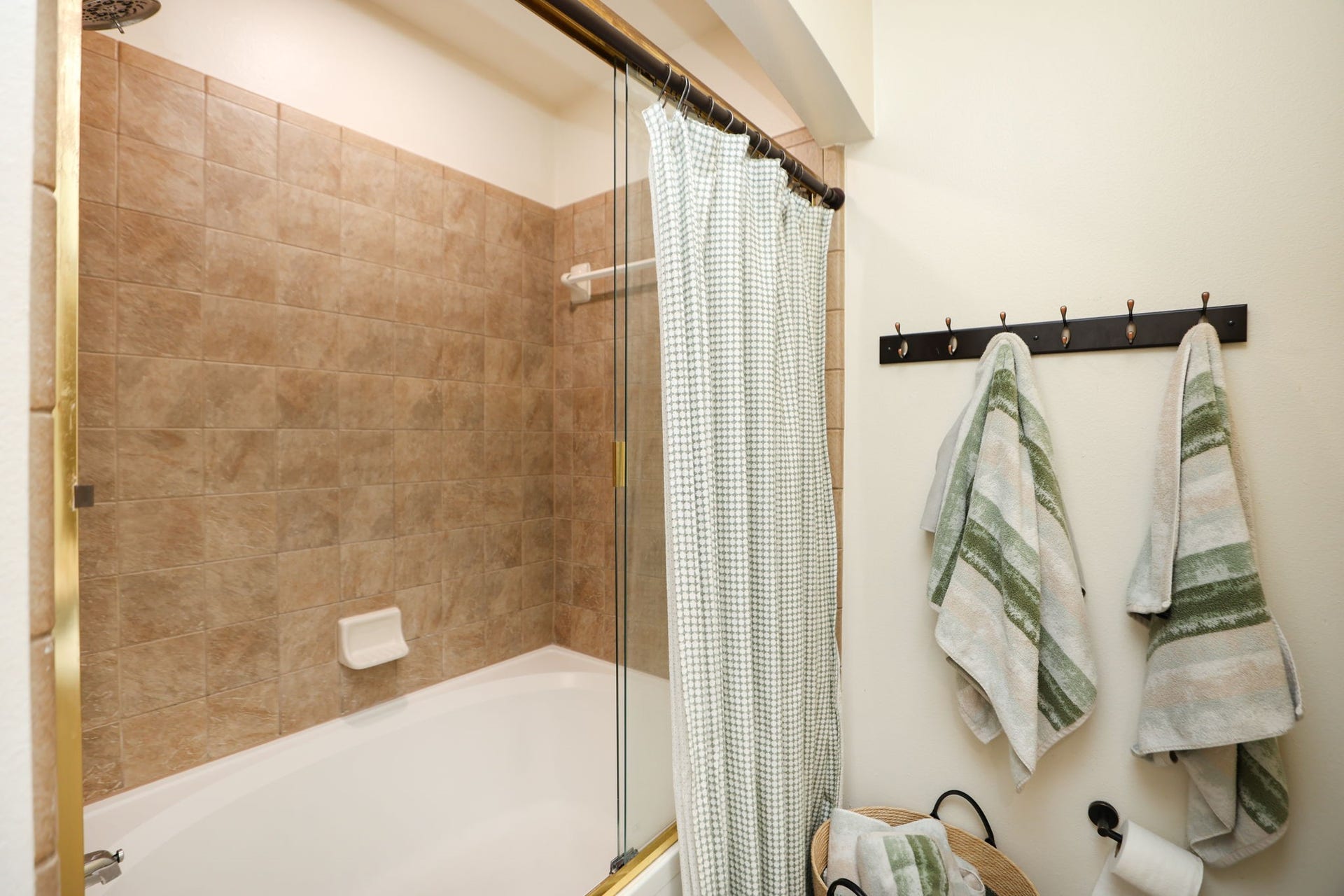 2400 S Mccue Road, #104, Houston, TX 77056 Shower/Tub with sliding glass doors.