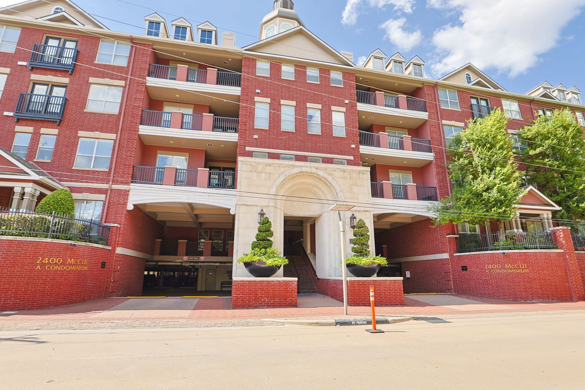 2400 S Mccue Road, #104, Houston, TX 77056 Discover the perfect blend of elegance and convenience with this striking red brick condominium, featuring a welcoming entrance to the secure parking garage of McCues Management's Office.