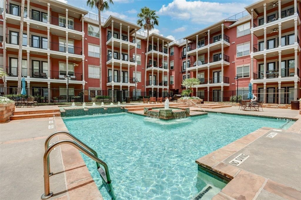 2400 S Mccue Road, #104, Houston, TX 77056 wonderfull oversized pool.