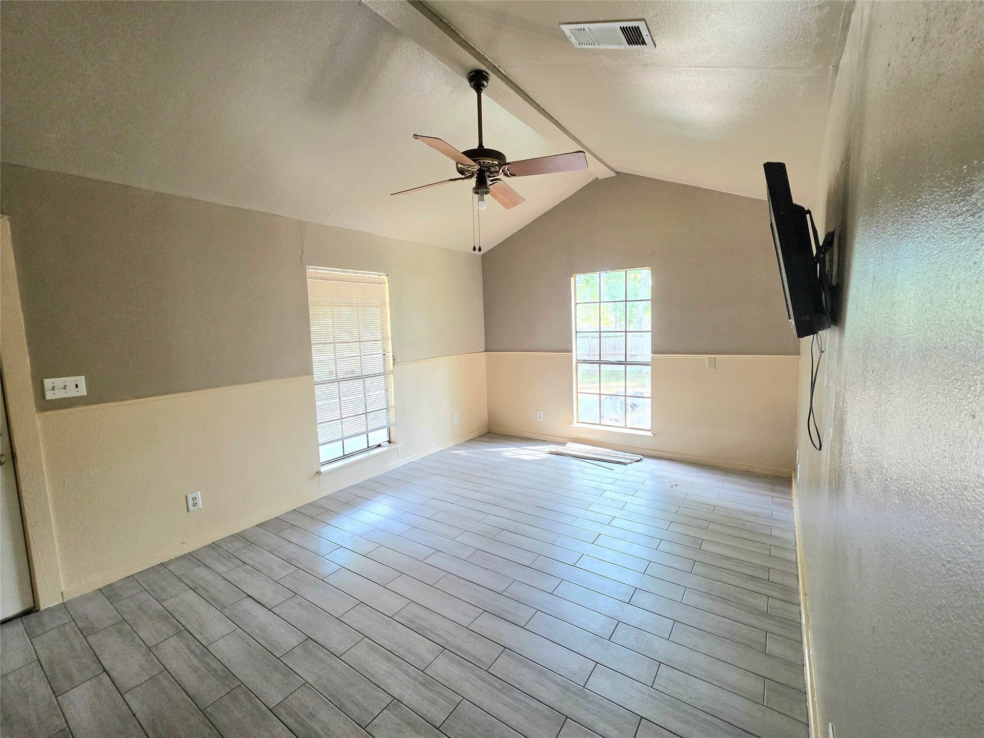 17308 Valley Lane, Conroe, TX 77306 LIVING ROOM