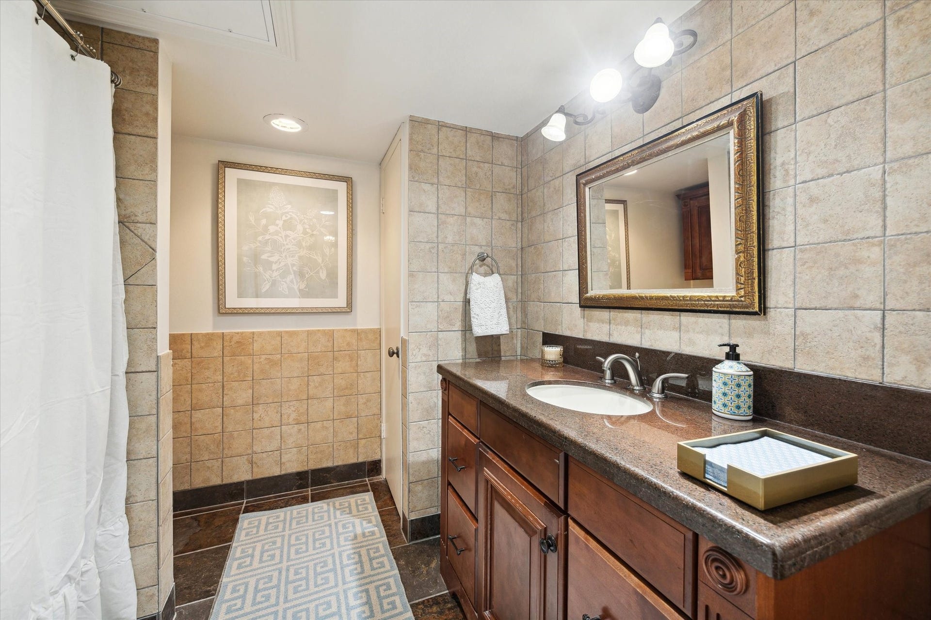 Hall bath with Tub/Shower.