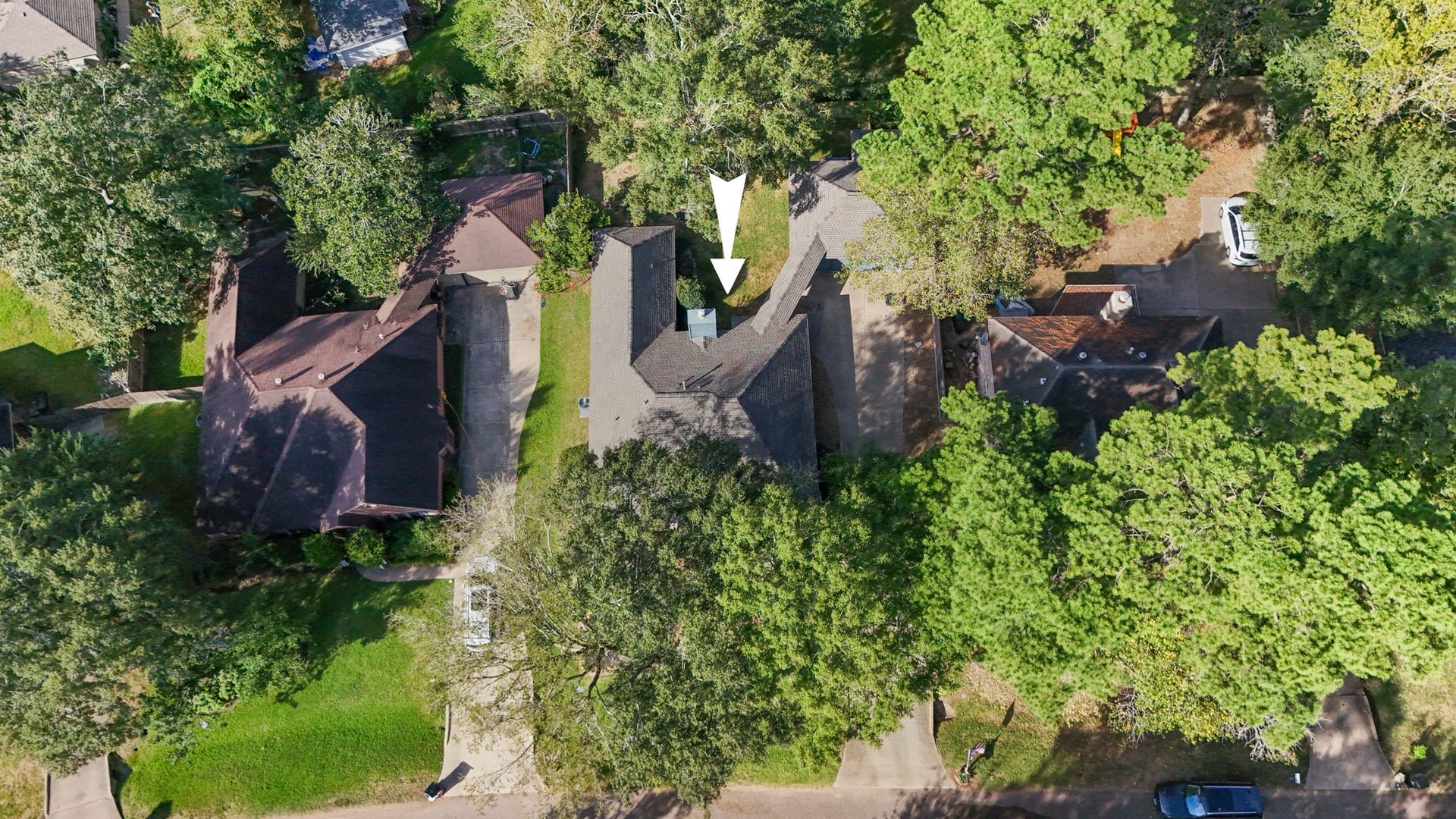 812 Woodland Lane, Conroe, TX 77302 A birds-eye view showcasing the home, detached garage, long driveway and spacious lot.