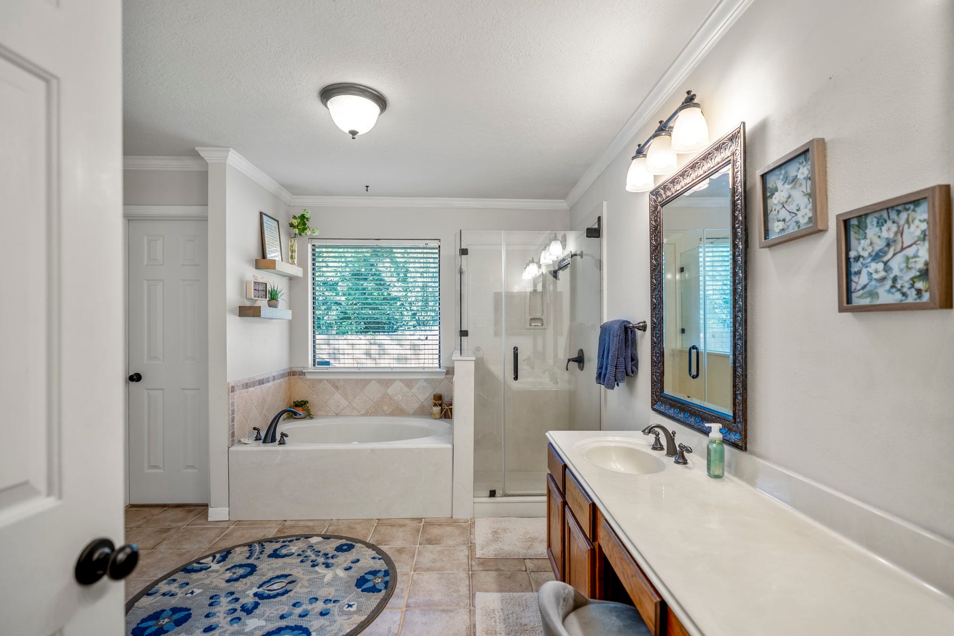 812 Woodland Lane, Conroe, TX 77302 Generously sized primary bath features dual vanities, soaking tub and separate glass-enclosed shower.