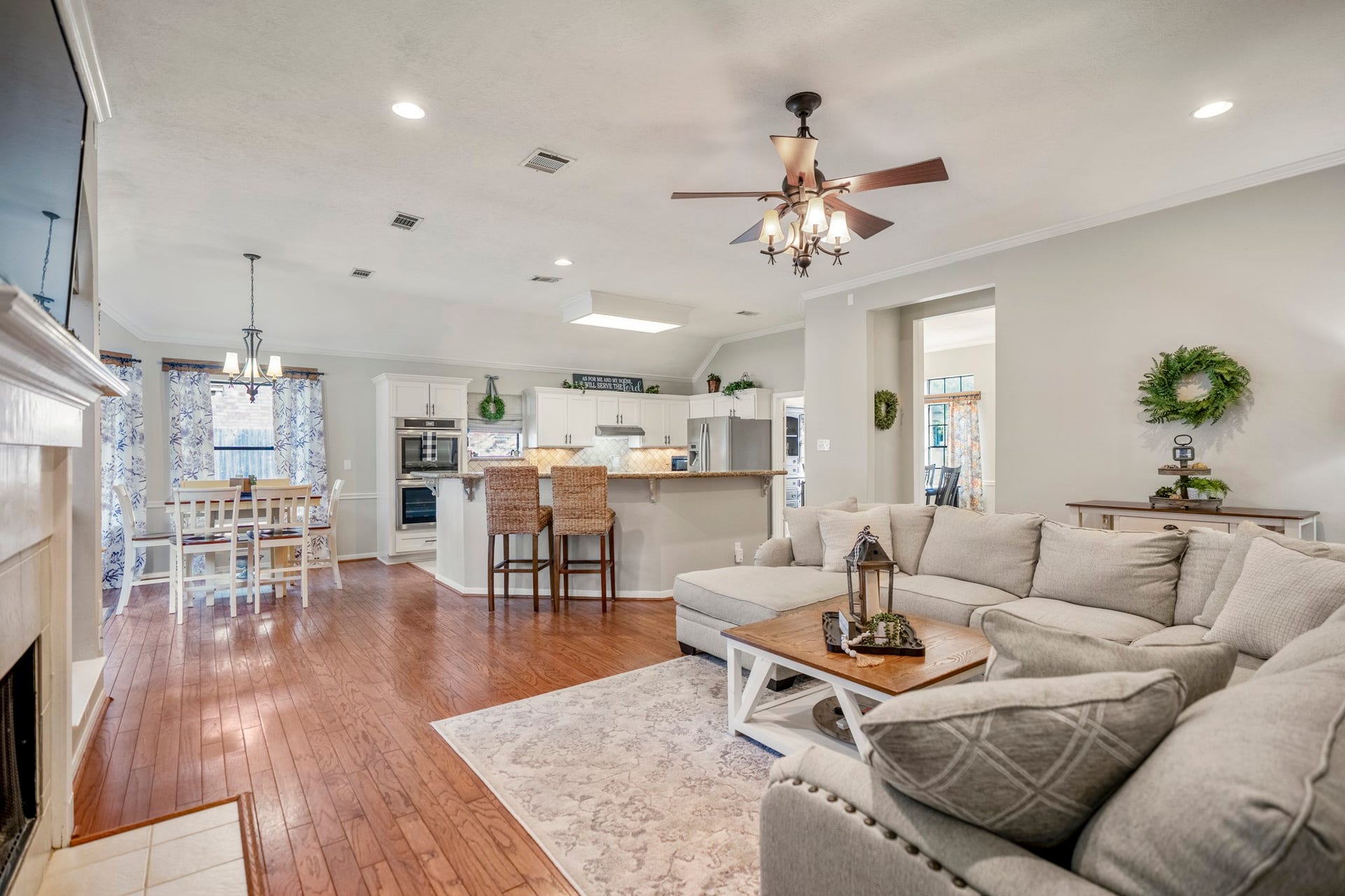 812 Woodland Lane, Conroe, TX 77302 The heart of the home...an open layout keeps everyone connected from the kitchen to the family and dining areas.