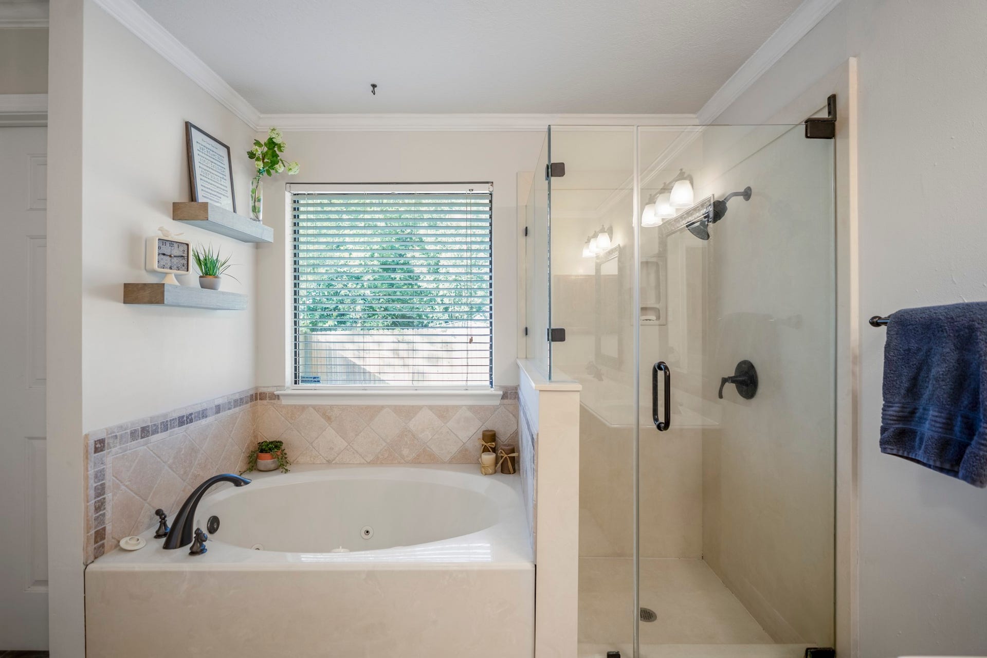 812 Woodland Lane, Conroe, TX 77302 Relax in the tub or enjoy the separate walk-in shower.