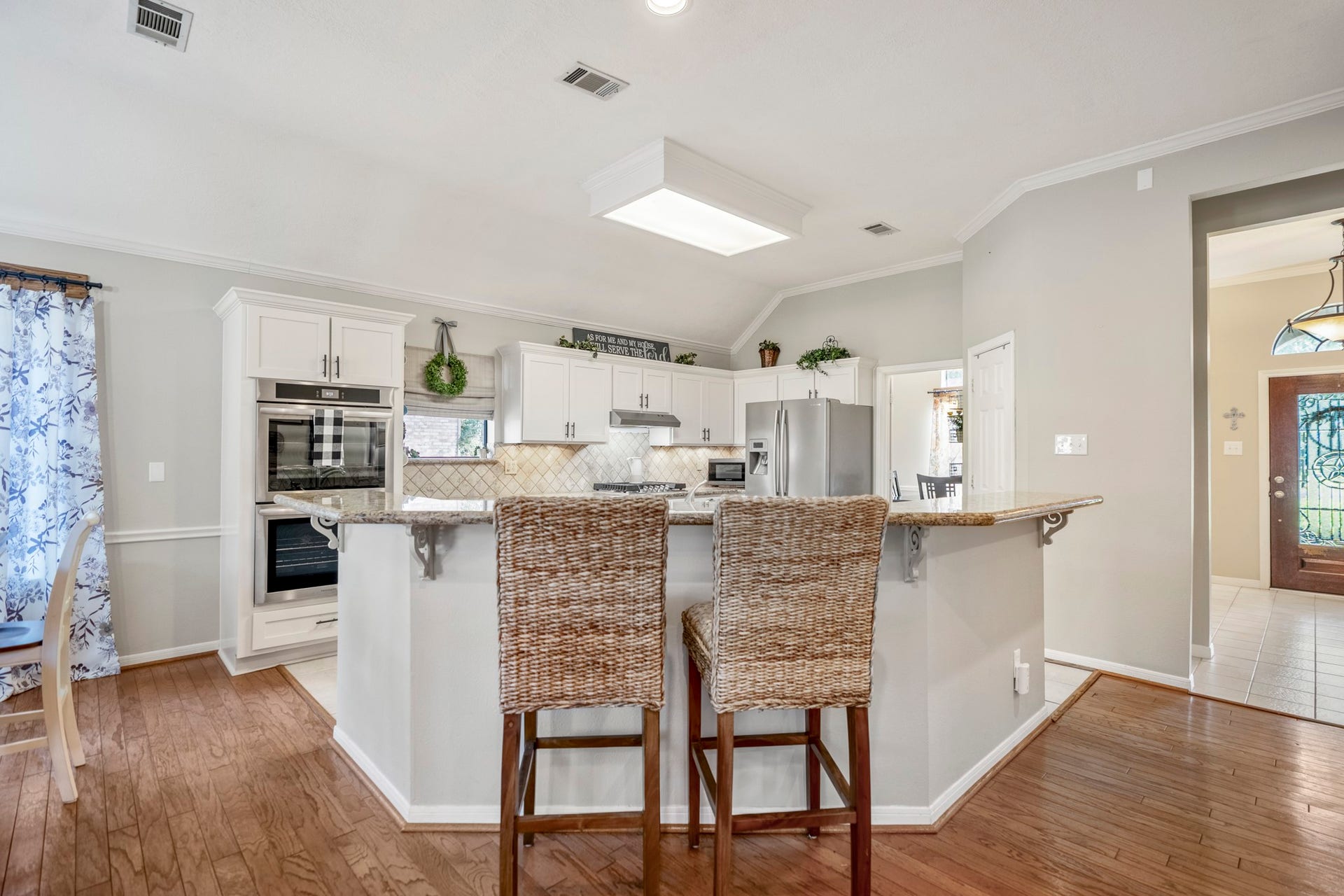 812 Woodland Lane, Conroe, TX 77302 Pull up a chair and let's make this place home.