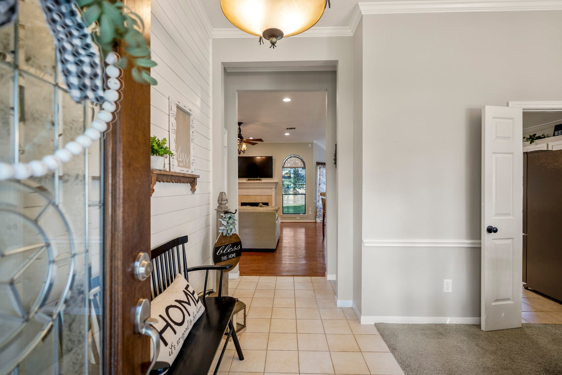 812 Woodland Lane, Conroe, TX 77302 Come on in...