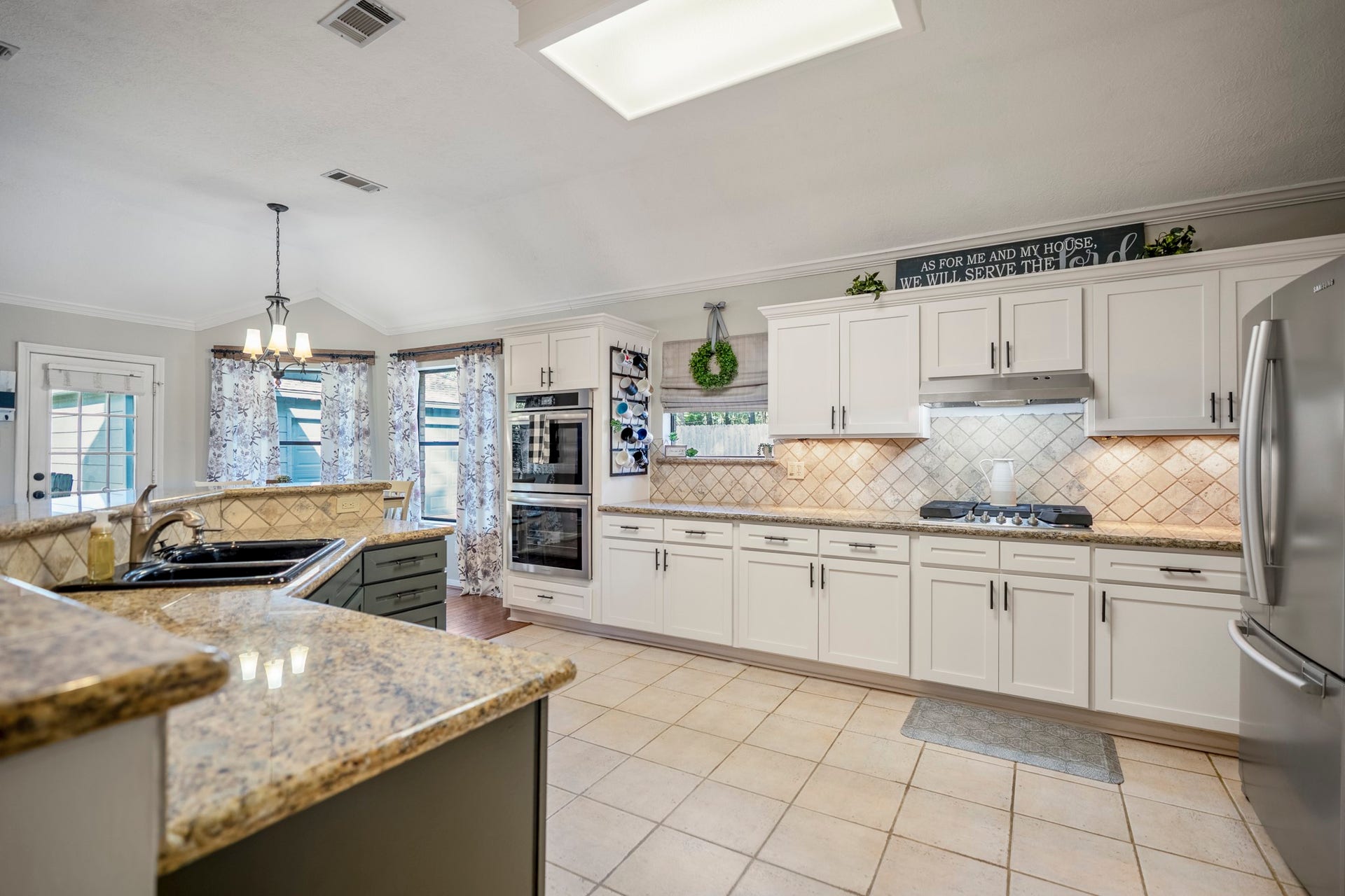 812 Woodland Lane, Conroe, TX 77302 Room to cook with friends and family in this kitchen!